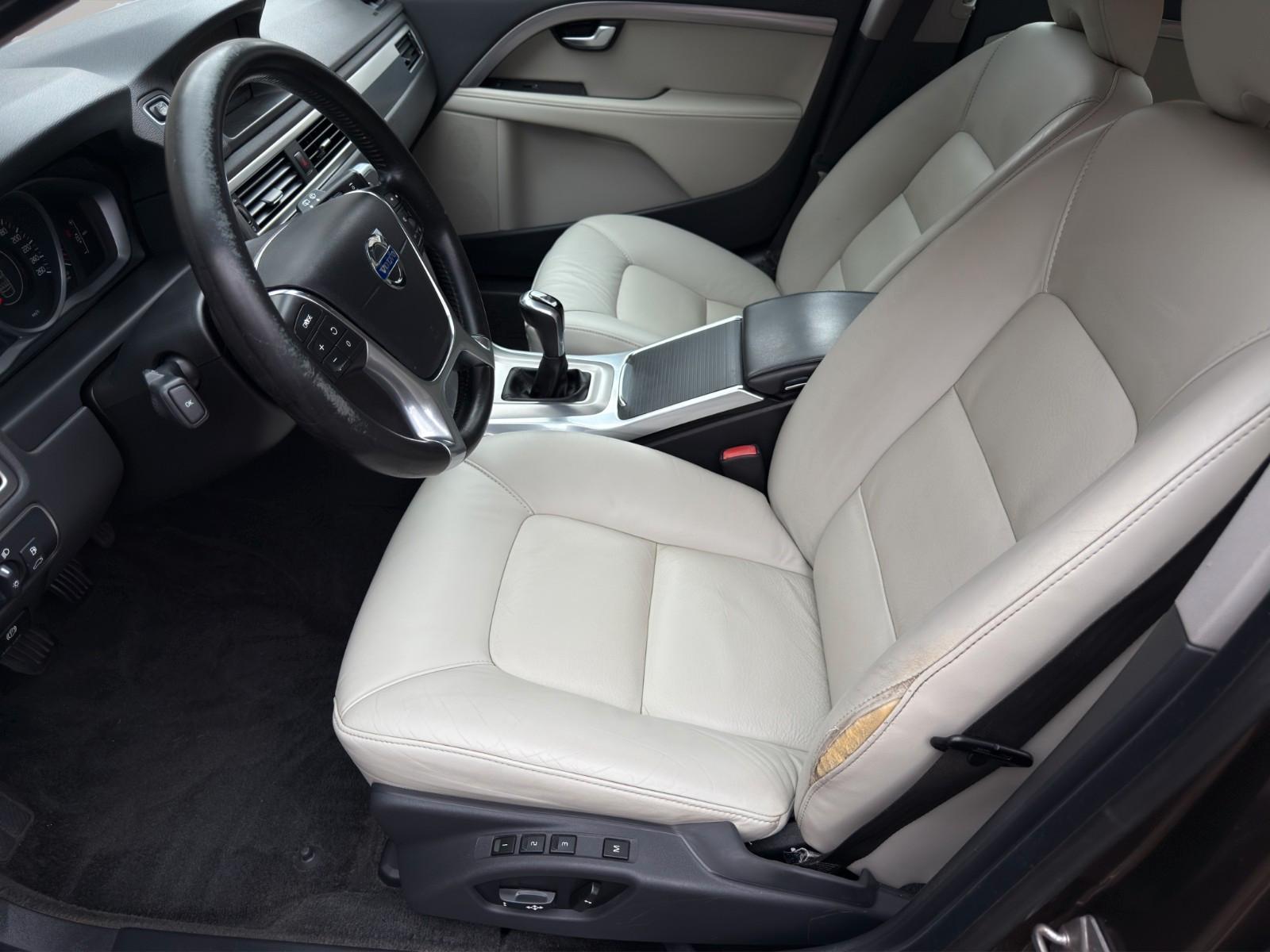 Volvo V70 D4 181 ch Summum • Cuir beige • GPS • Bi-Xénon • Webasto • Siège mémoire