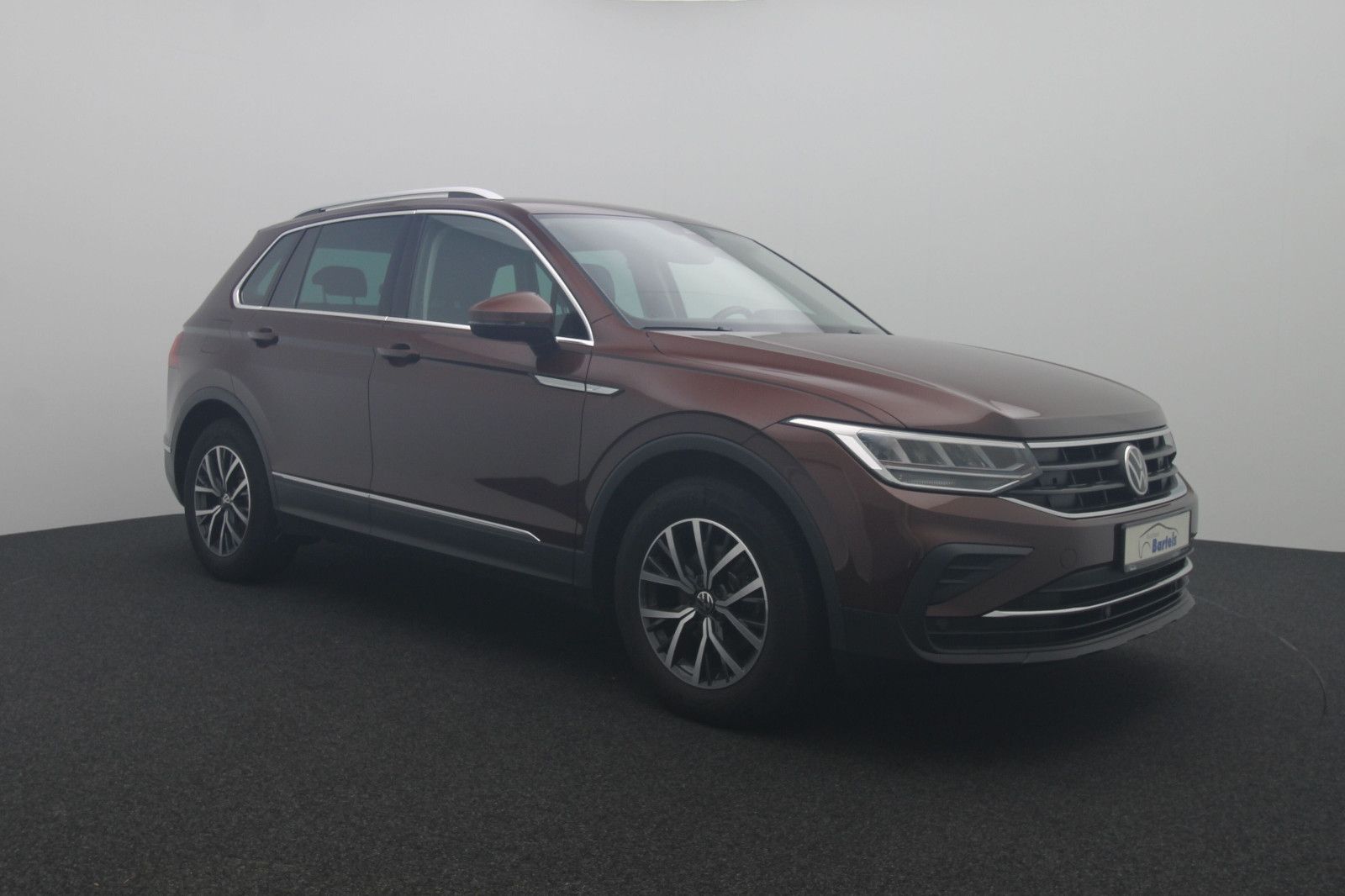 Fahrzeugabbildung Volkswagen Tiguan 1.5 DSG Life ACC LED Apple CarPlay