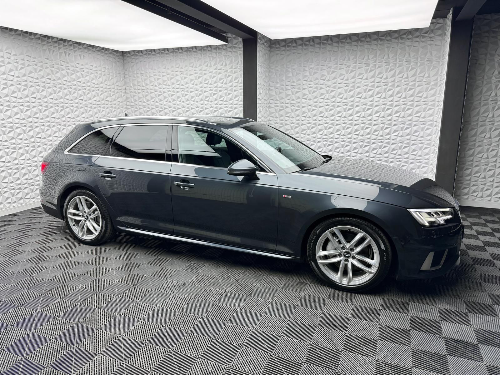 Fahrzeugabbildung Audi A4*40 TDI*S-LINE*PANO*MTRX*ACC*KEY*VIRTUAL*RCAM