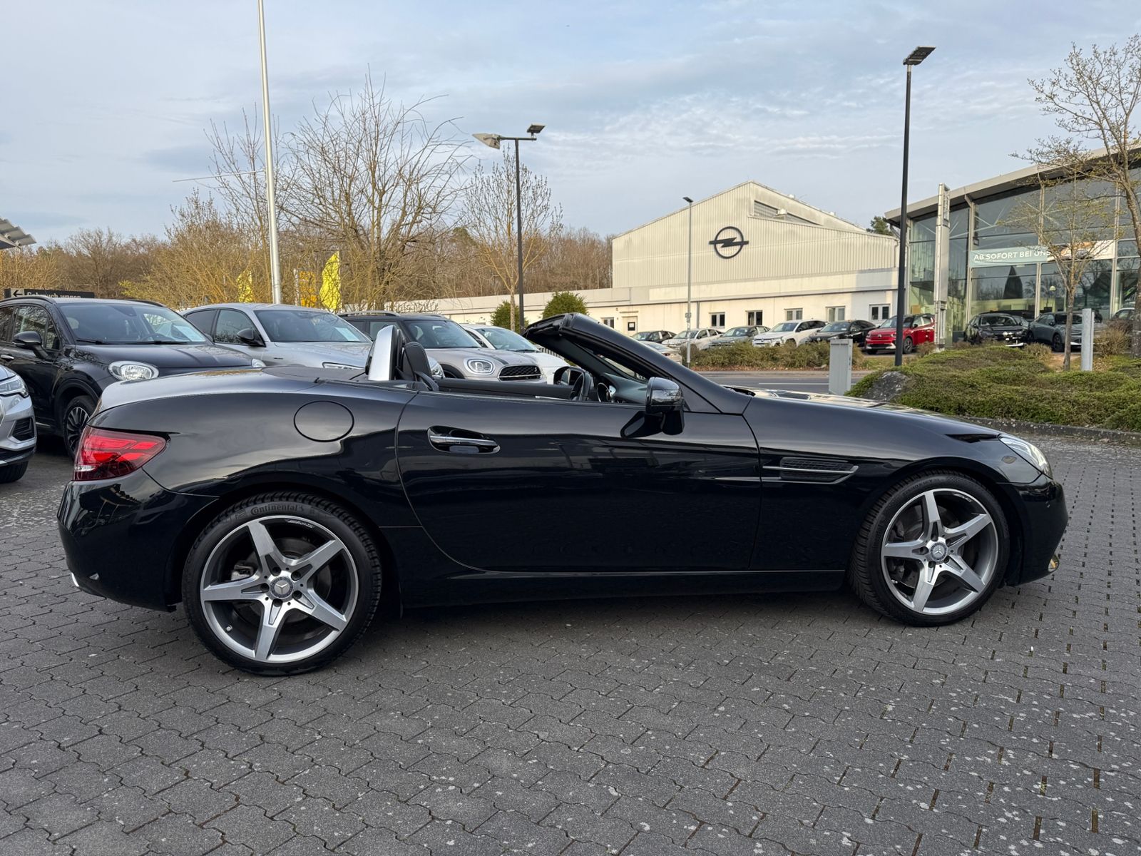 Fahrzeugabbildung Mercedes-Benz SLC 300 9G AMG Line MEMORY LED ACC