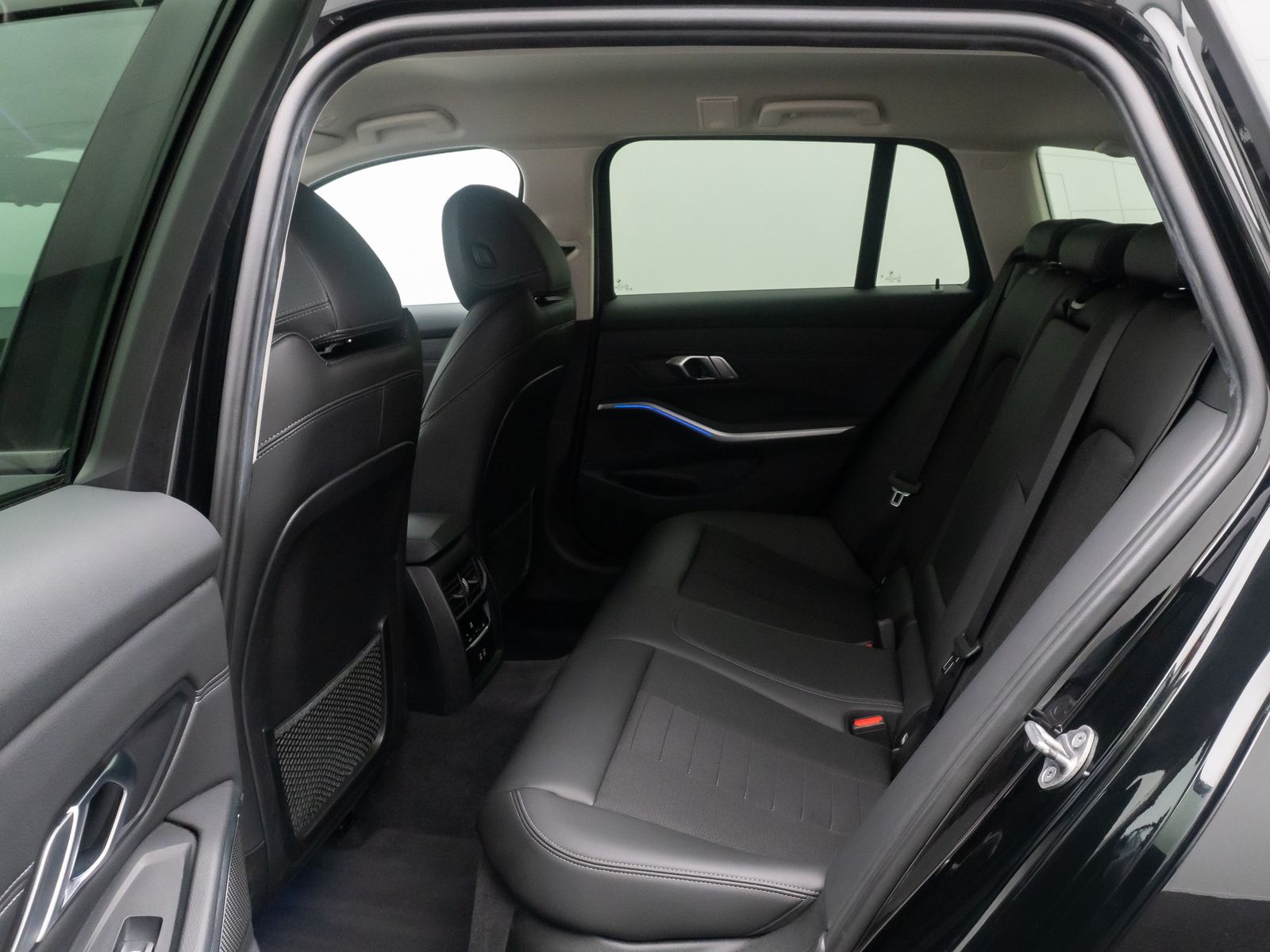 Fahrzeugabbildung BMW 320d Sport Line DAB Alarm PDC GeschwindigReg 17"