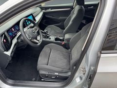 Fahrzeugabbildung Volkswagen Golf VIII Lim. Life Navi Massage Sitzh ACC Lane