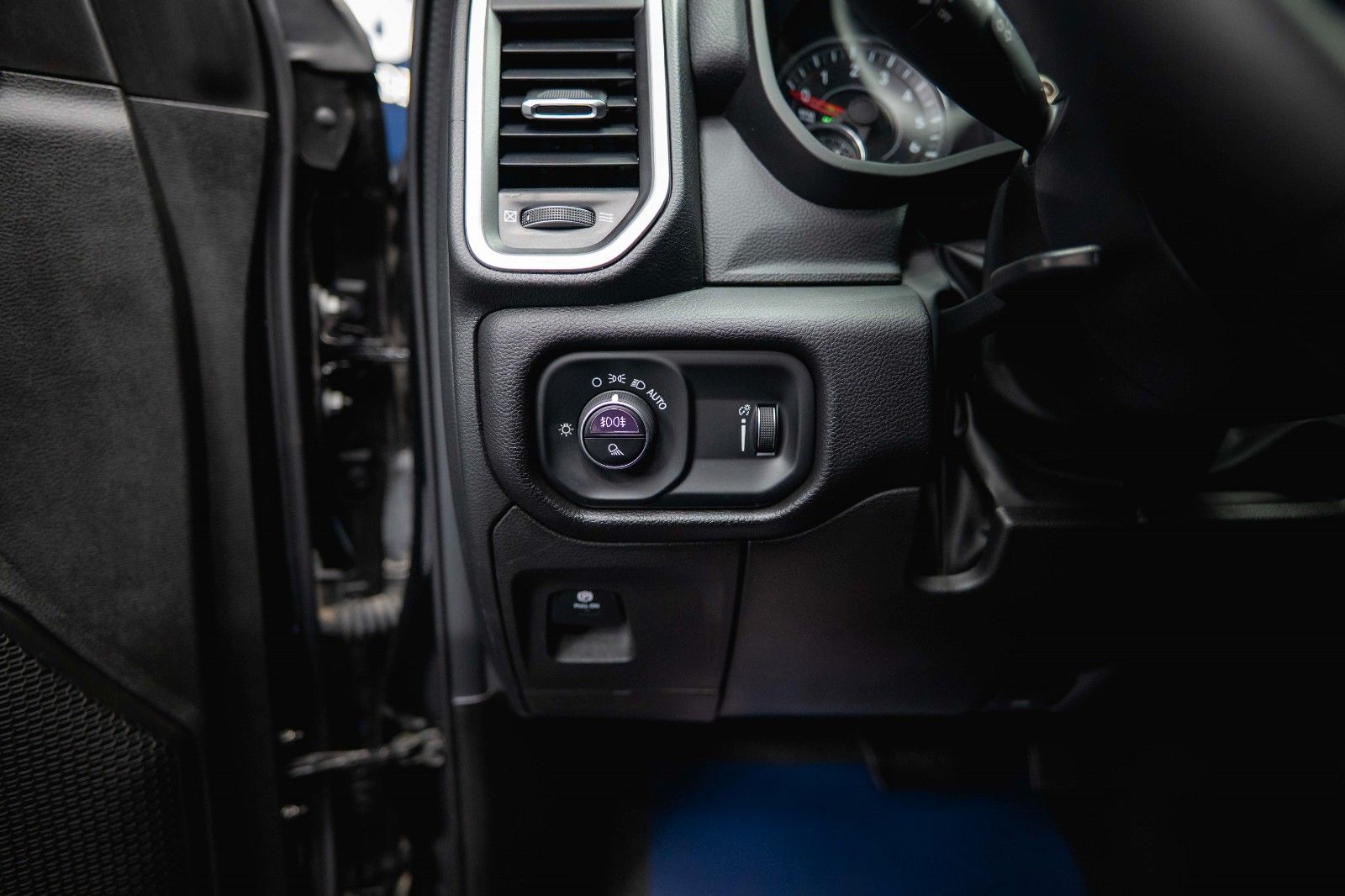 Fahrzeugabbildung Dodge RAM 5.7 V8 HEMI 4x4 OFFROAD Night-Paket *LED*19%