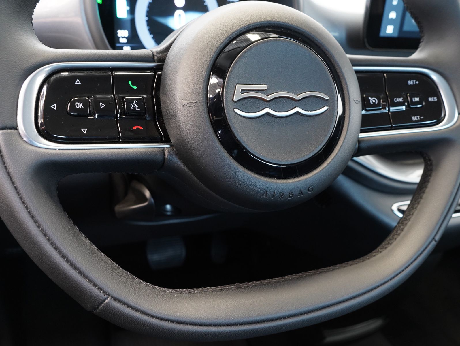 Fahrzeugabbildung Fiat 500e 87KW/42kWh/DC-LADEN/CARPLAY/DAB/SOH/KAMERA