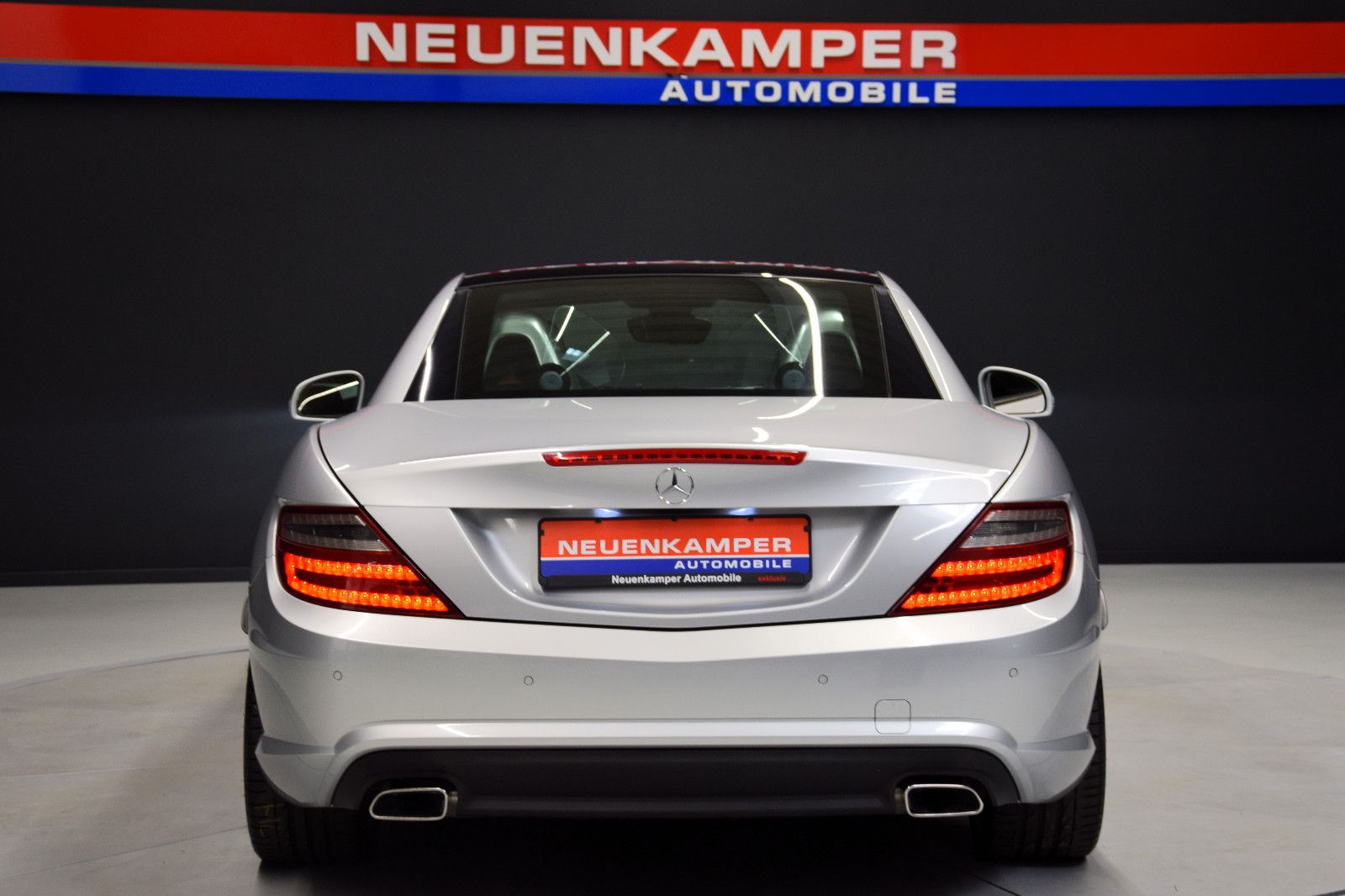 Fahrzeugabbildung Mercedes-Benz SLK 200 AMG Autom Xenon Pano Navi Leder Ambi PDC