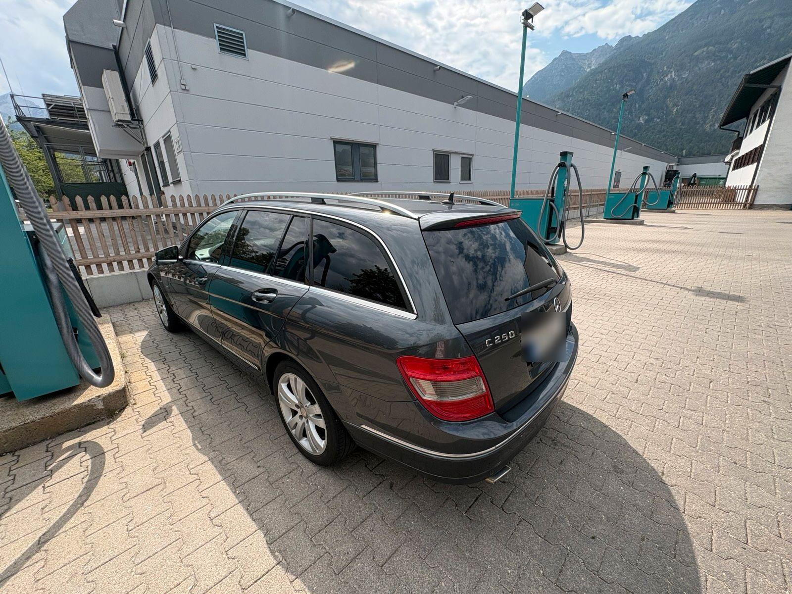 Mercedes-Benz C250 2009 — interior