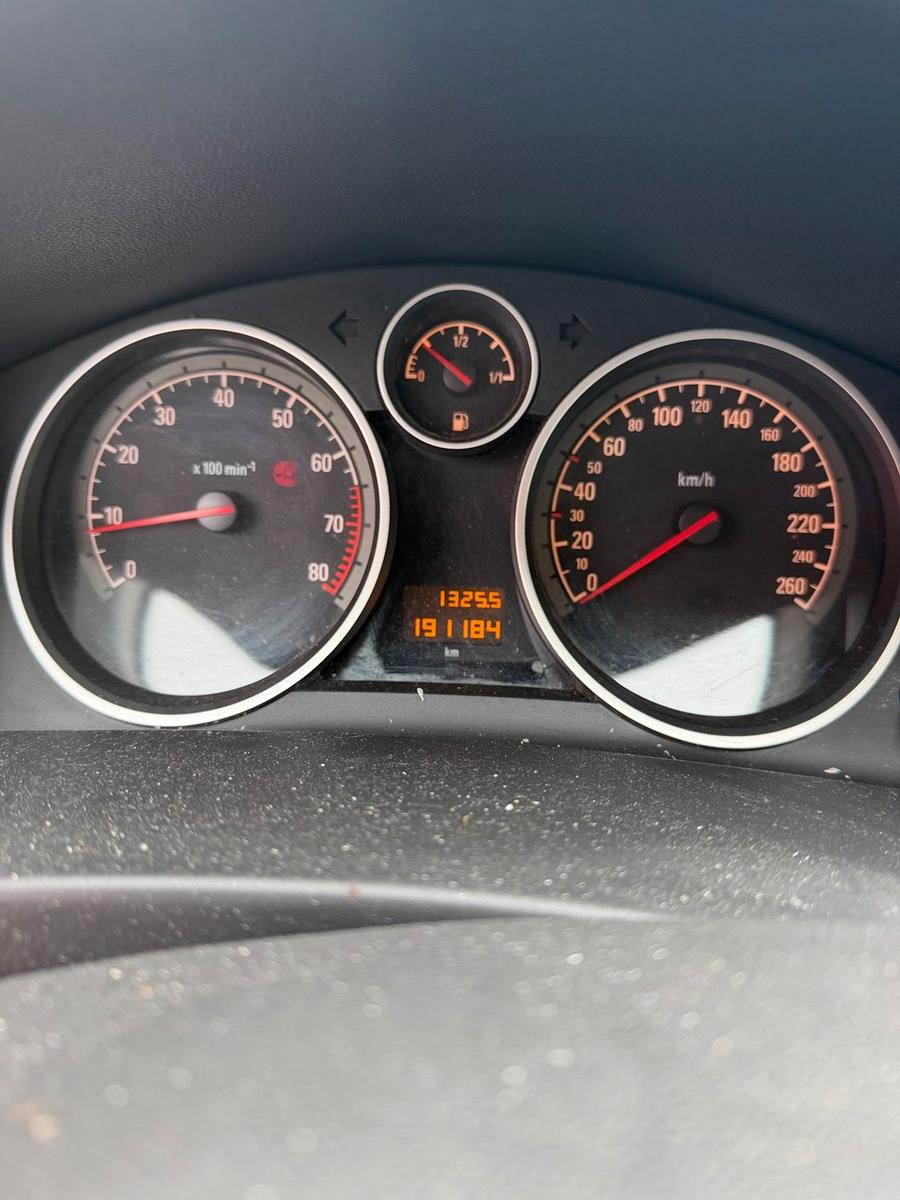 Opel Astra 2010 — photo 15