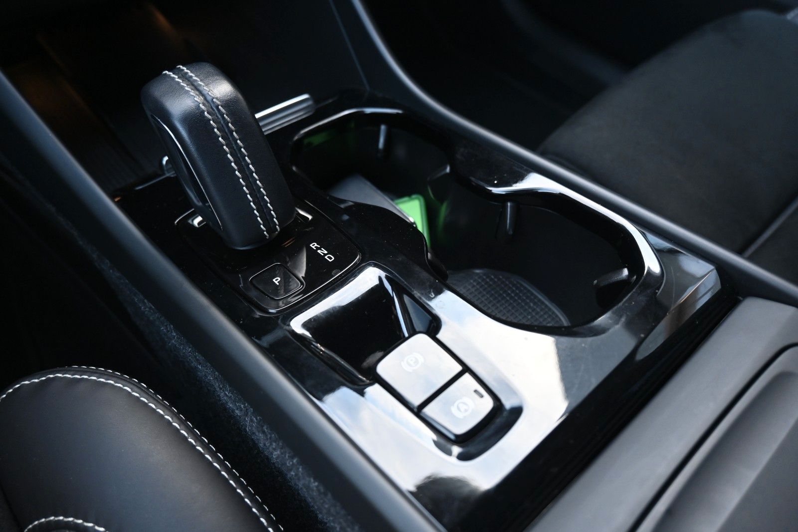 Fahrzeugabbildung Volvo XC40 T4 FWD Autom. R-Design*FSHZG*H&K*RFK*ACC*