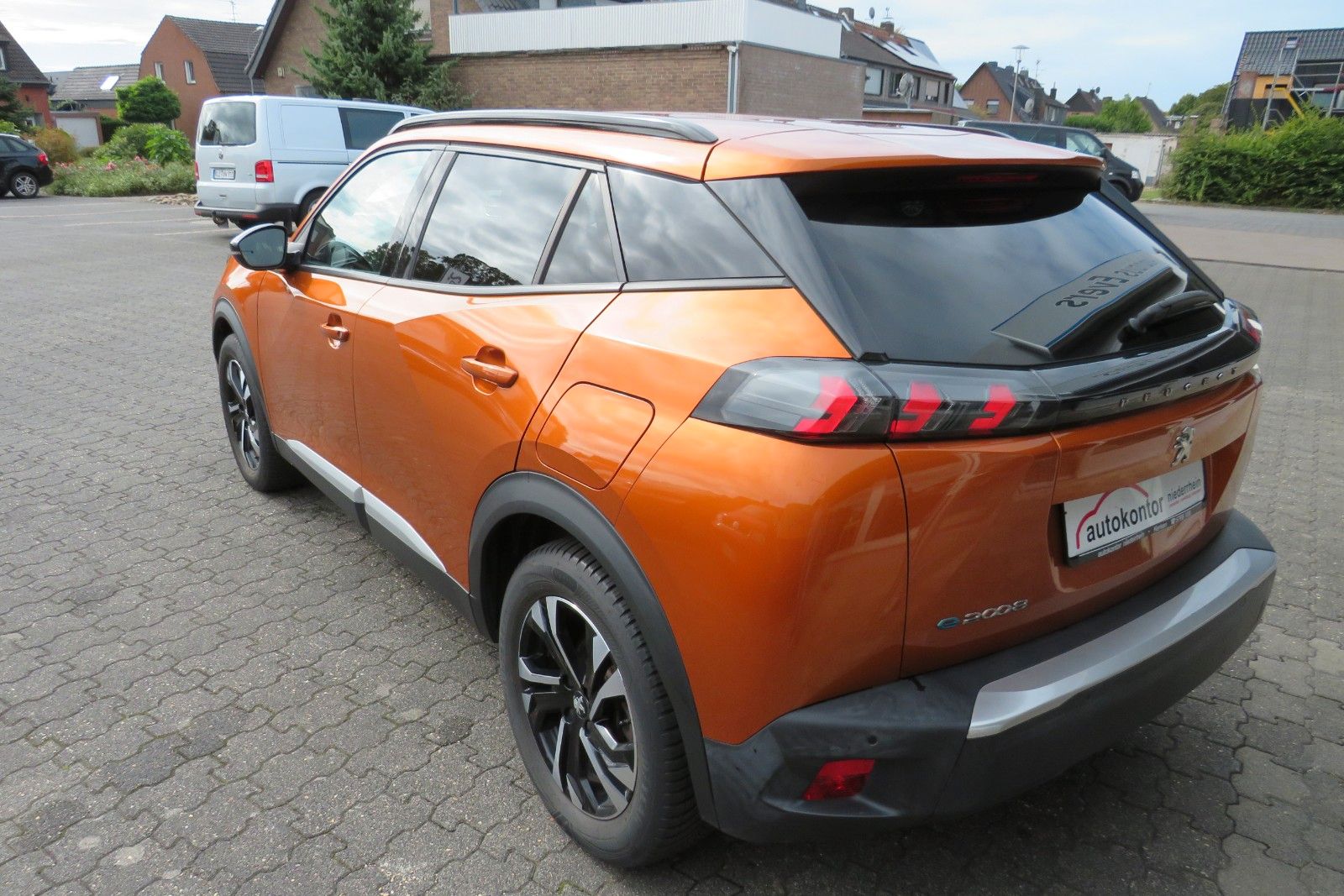 Fahrzeugabbildung Peugeot 2008-E ALLURE APP-CONNECT PDC GRA TELVOR 1.Hd