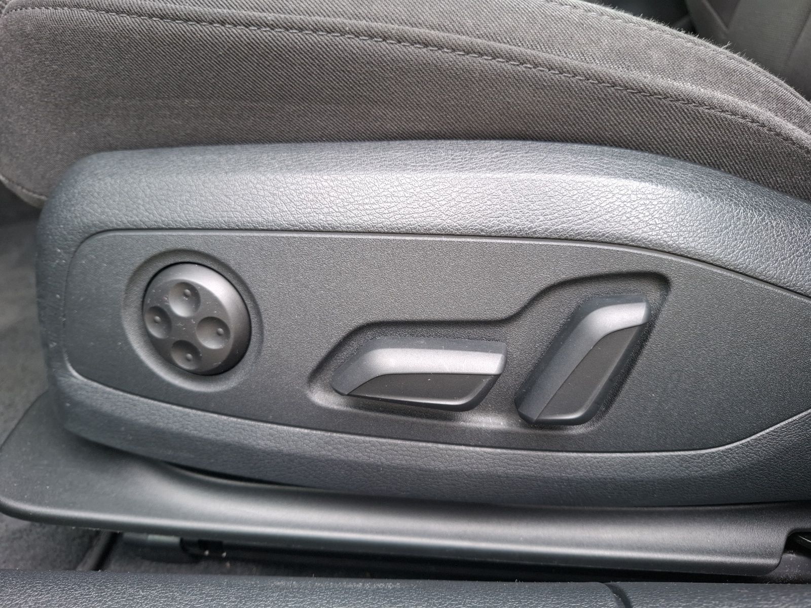 Fahrzeugabbildung Audi A4 Avant 40 TDI quattro S-tronic AHK Navi ACC PD