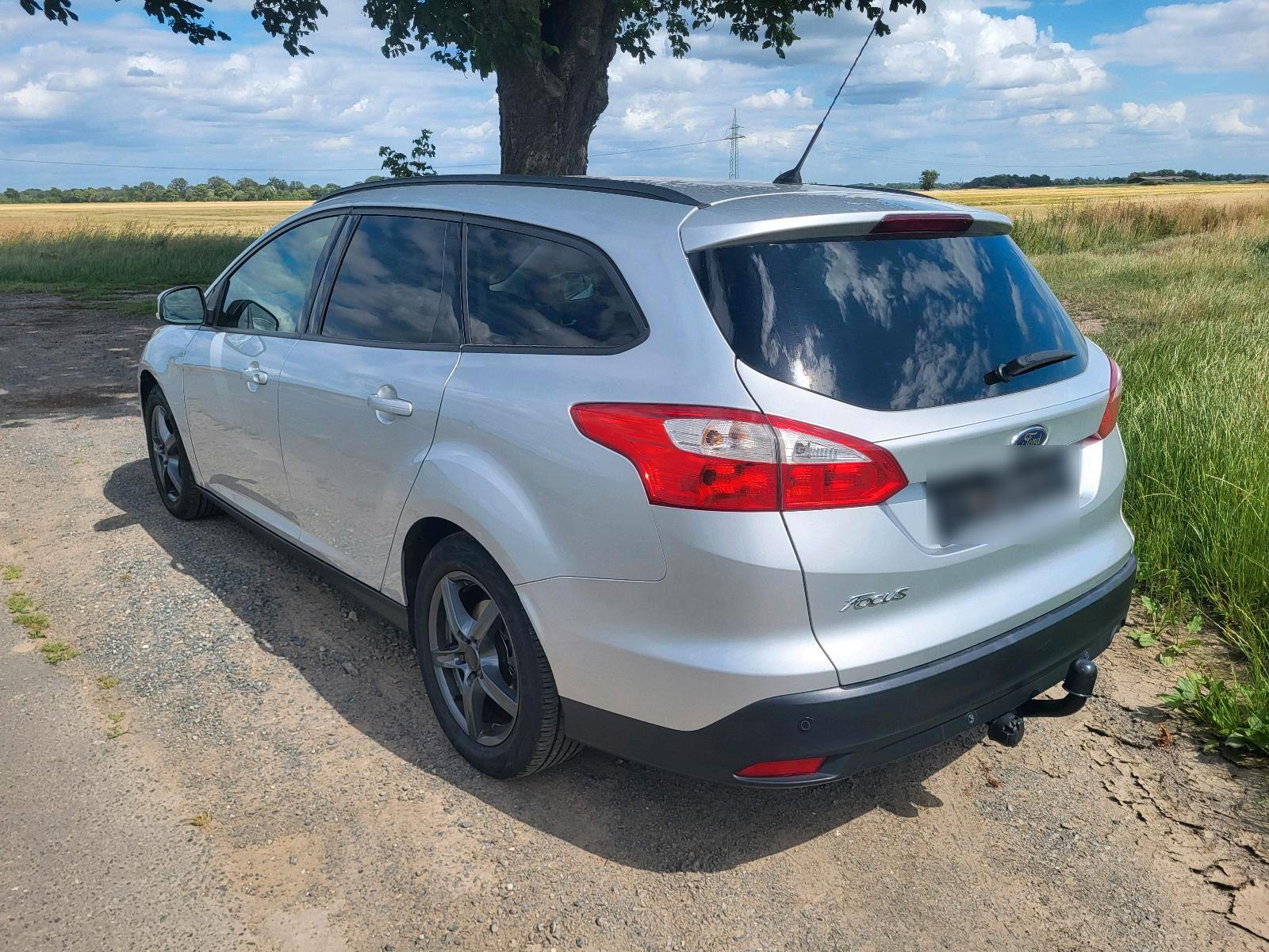 Ford Focus 2014 — interior