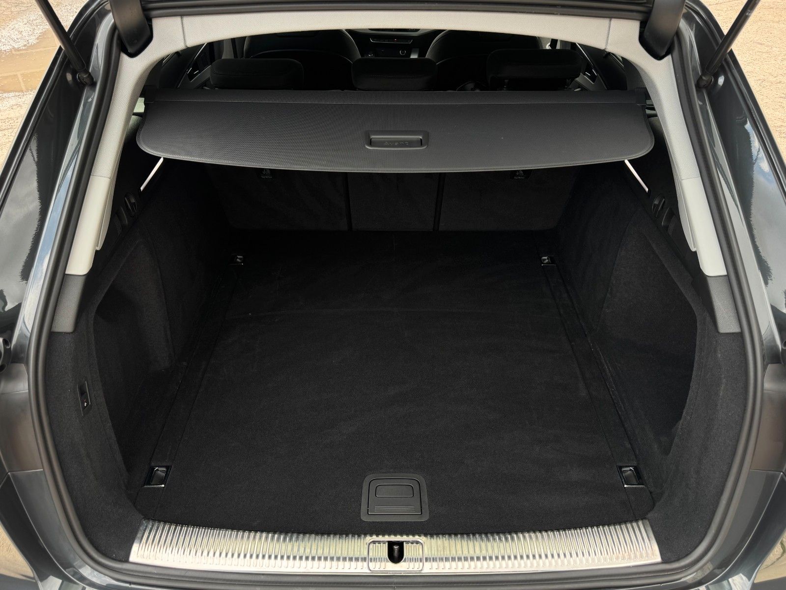 Fahrzeugabbildung Audi A4 Avant 40 TFSI S tronic Kamera Massage AHK SHZ