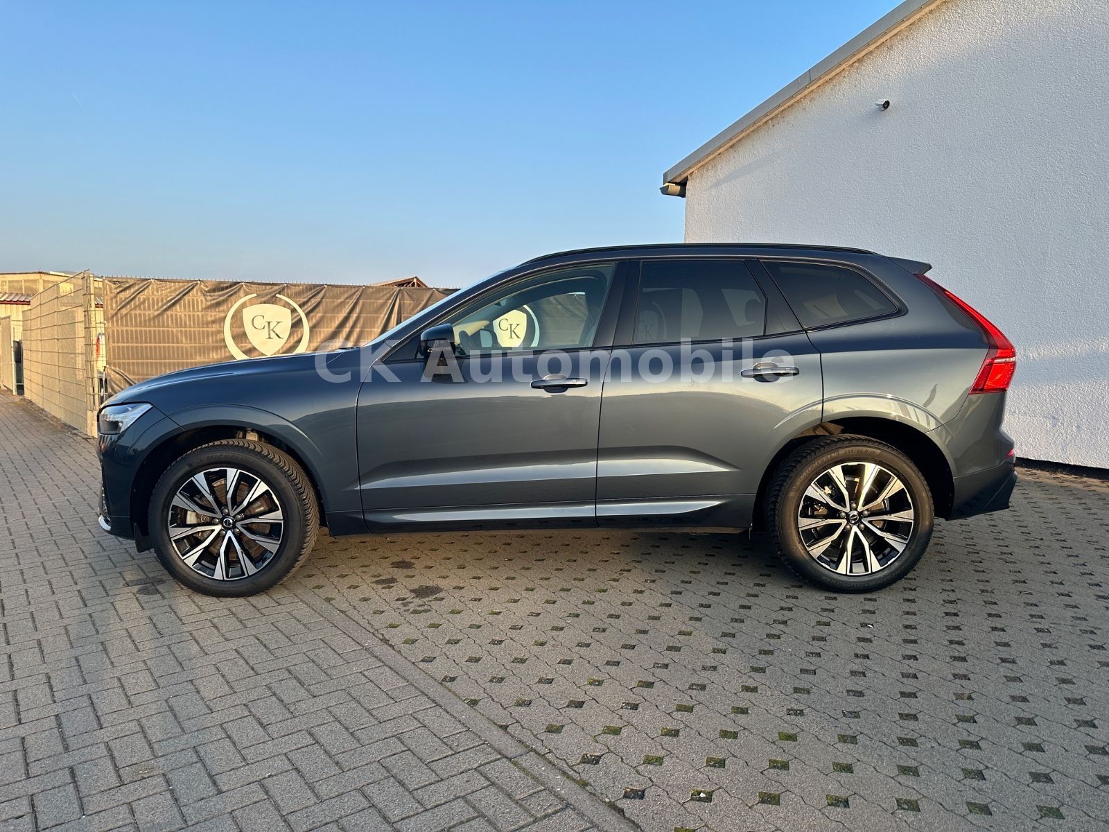 Fahrzeugabbildung Volvo XC60 B4 Plus Dark AWD/BLIS/Navi/LED/Kamera/AHK