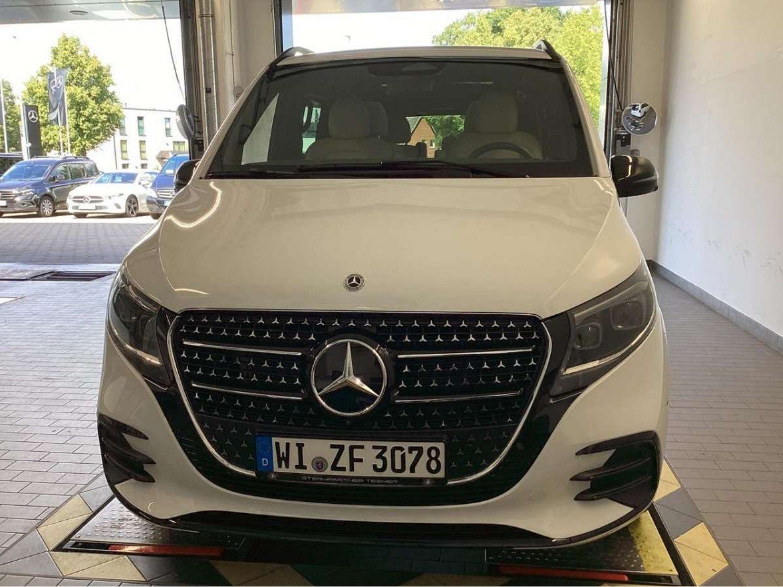Fahrzeugabbildung Mercedes-Benz V 300 d 4M L AMG Avantga AIRMATIC Pano AHK Night