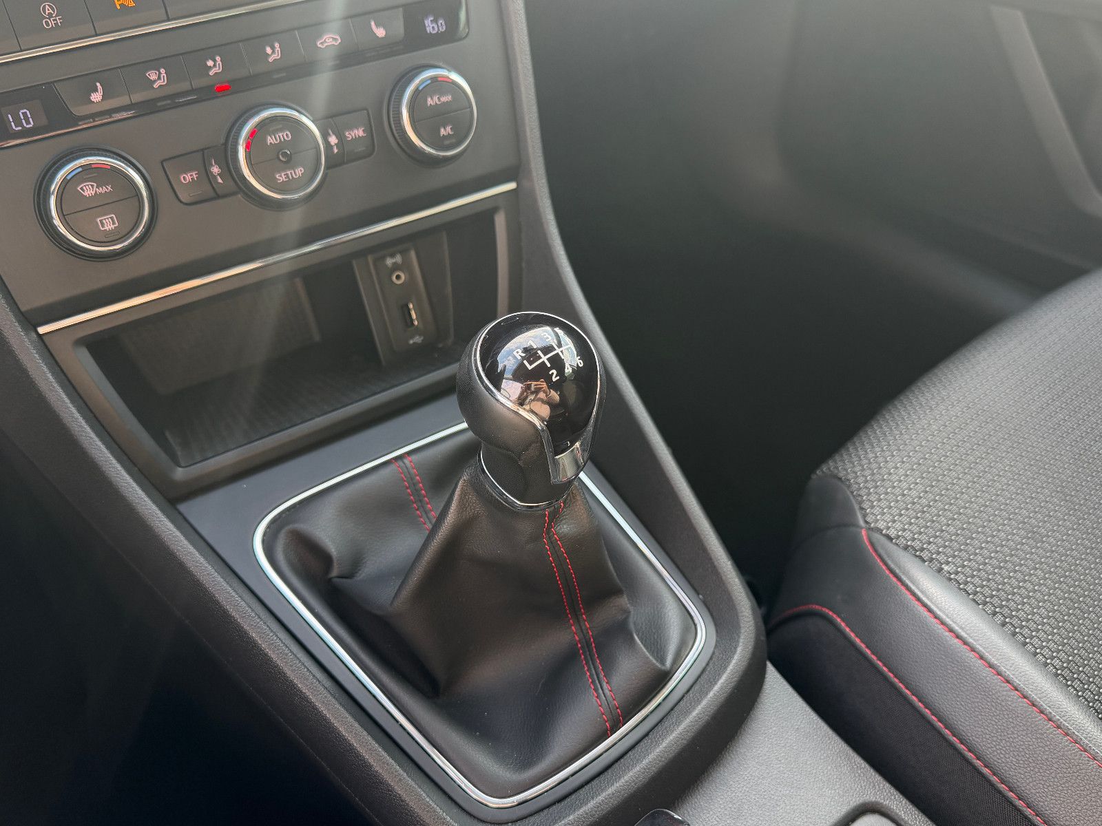 Fahrzeugabbildung SEAT Leon /FR-LINE/LED/NAVI/LEDER/KLIMA/ACC