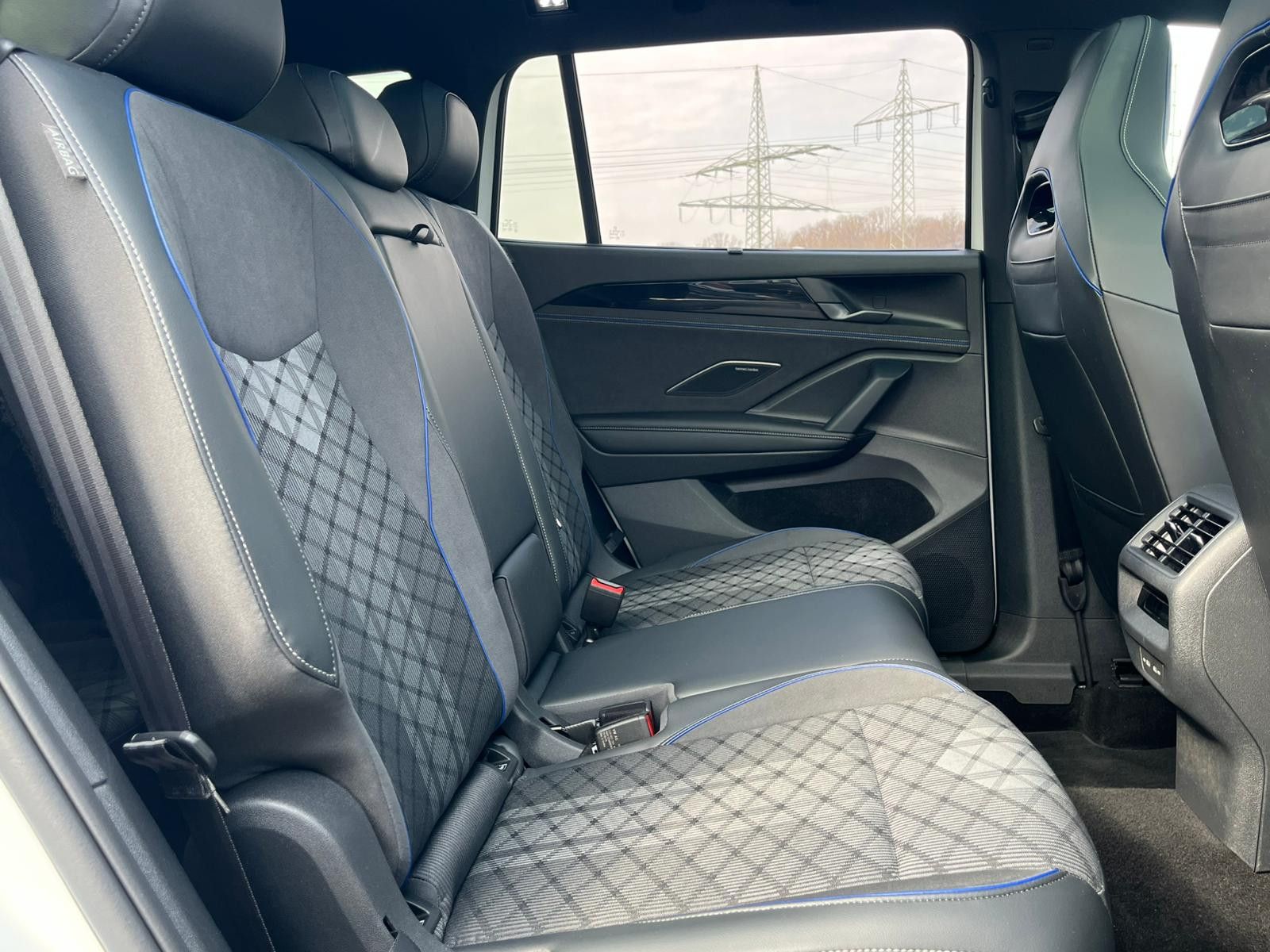 Fahrzeugabbildung Volkswagen Tayron 2.0 TDI 4M R-Line BLACK*7Si*MATRIX*PANO