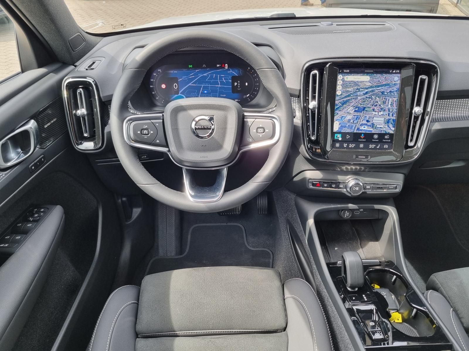 Fahrzeugabbildung Volvo XC40 B4 Benzin Plus Dark 'elektr. Glasdach'