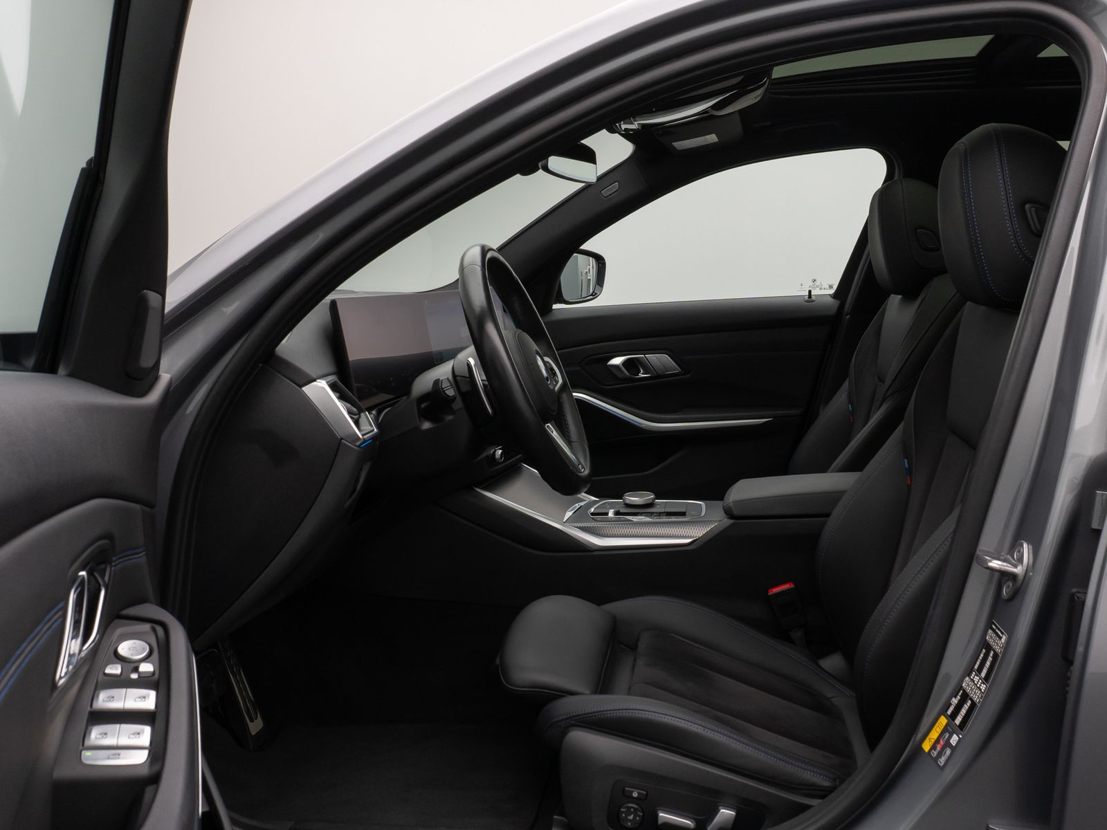 Fahrzeugabbildung BMW 330e M Sport Panorama Kamera HUD DAB HiFi AHK