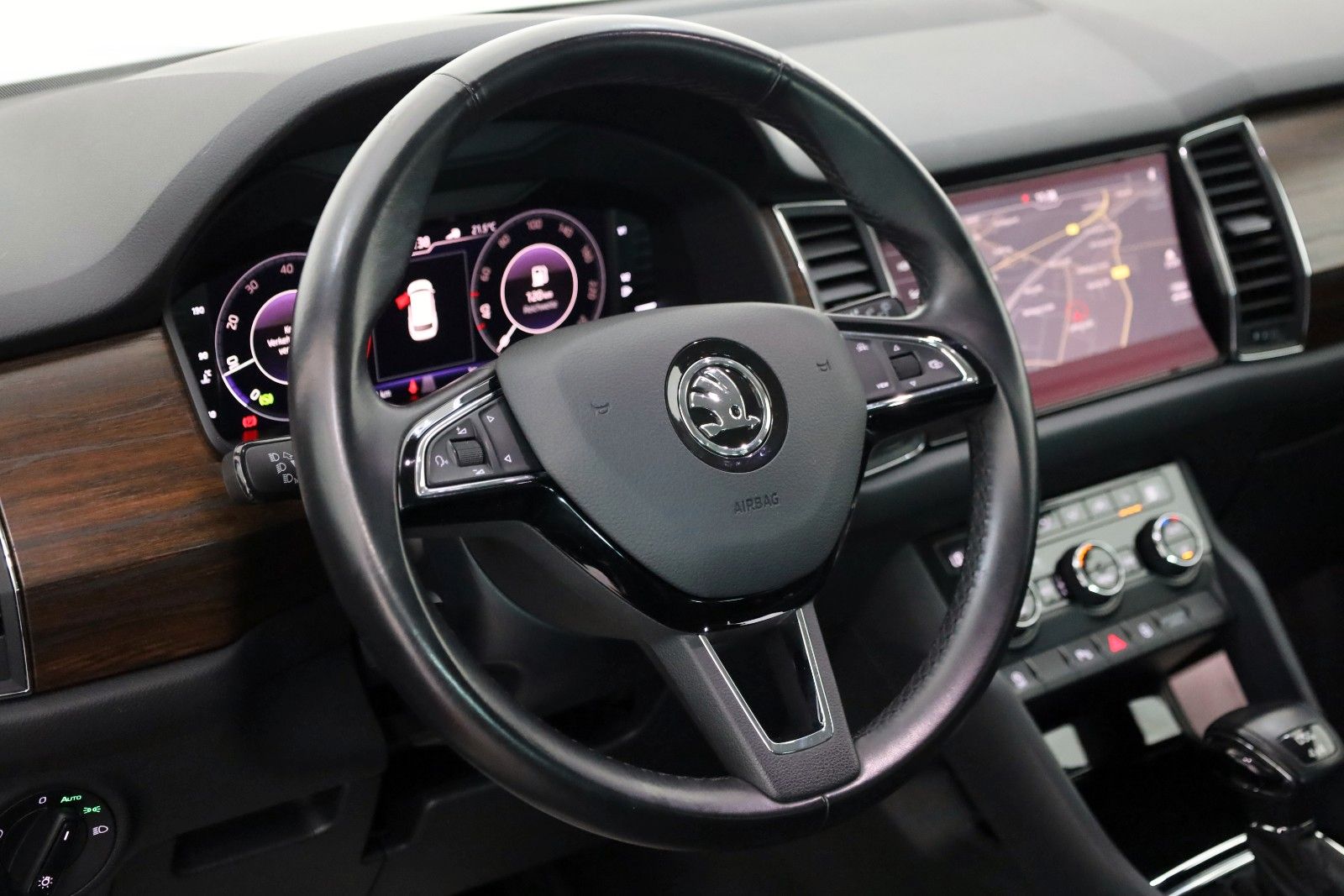 Fahrzeugabbildung SKODA Kodiaq Scout 4x4 7Si,TLeder,Navi,LED,Kamera,AHK