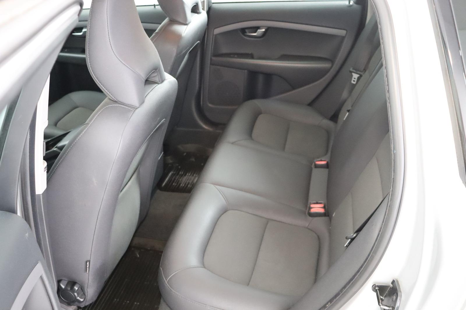Volvo V70 2010 — photo 16