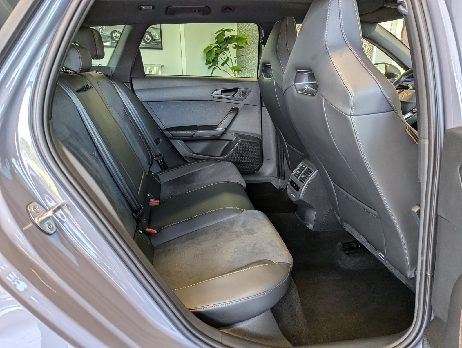 Fahrzeugabbildung CUPRA Leon 2.0 TSI 4D VZ Matrix Pano Sennheiser AHK 19