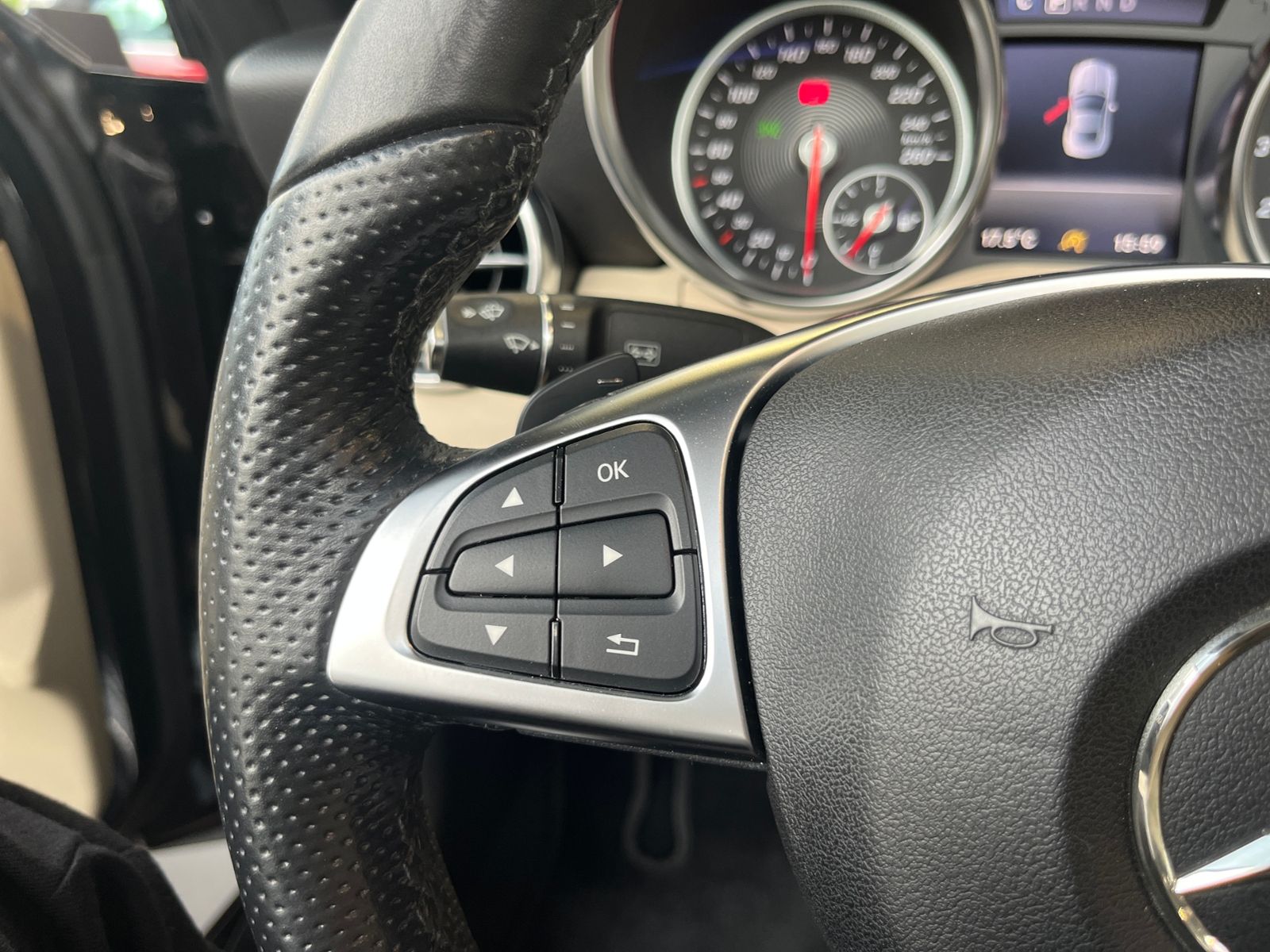 Fahrzeugabbildung Mercedes-Benz SLC 300 KLIMA NAV SHZ LEDER BEIGE
