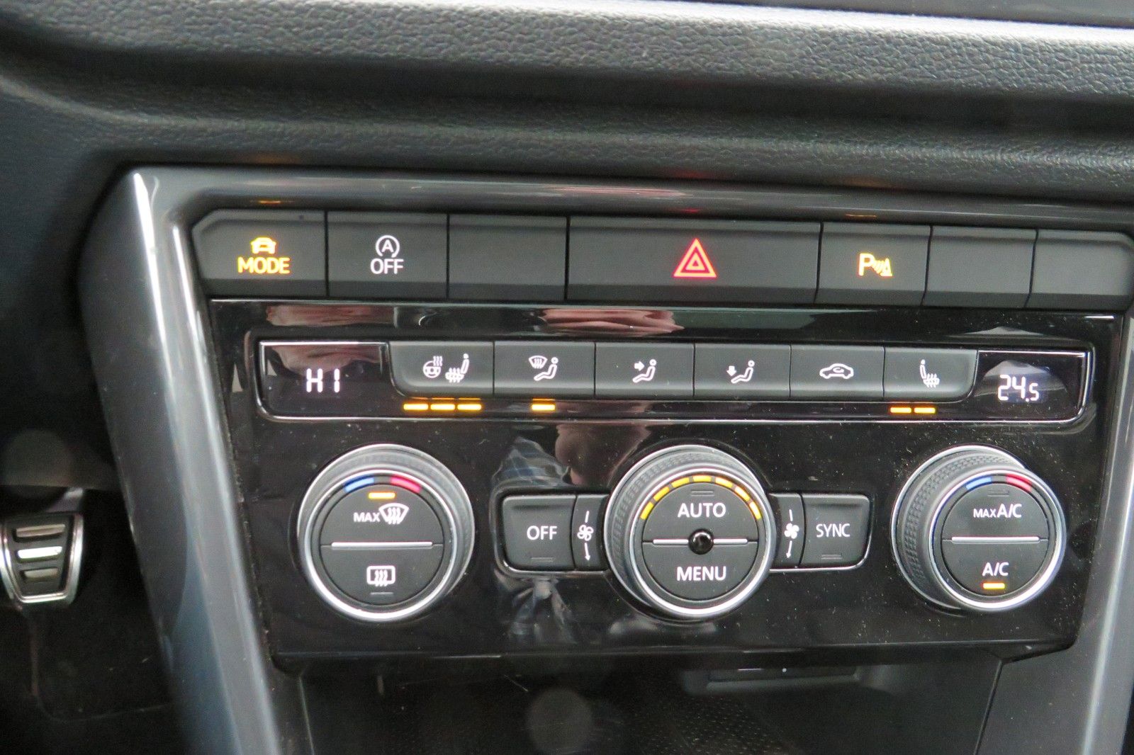 Fahrzeugabbildung Volkswagen T-Roc Sport R-LINE PANO 18`LED NAVI APP 1.HD