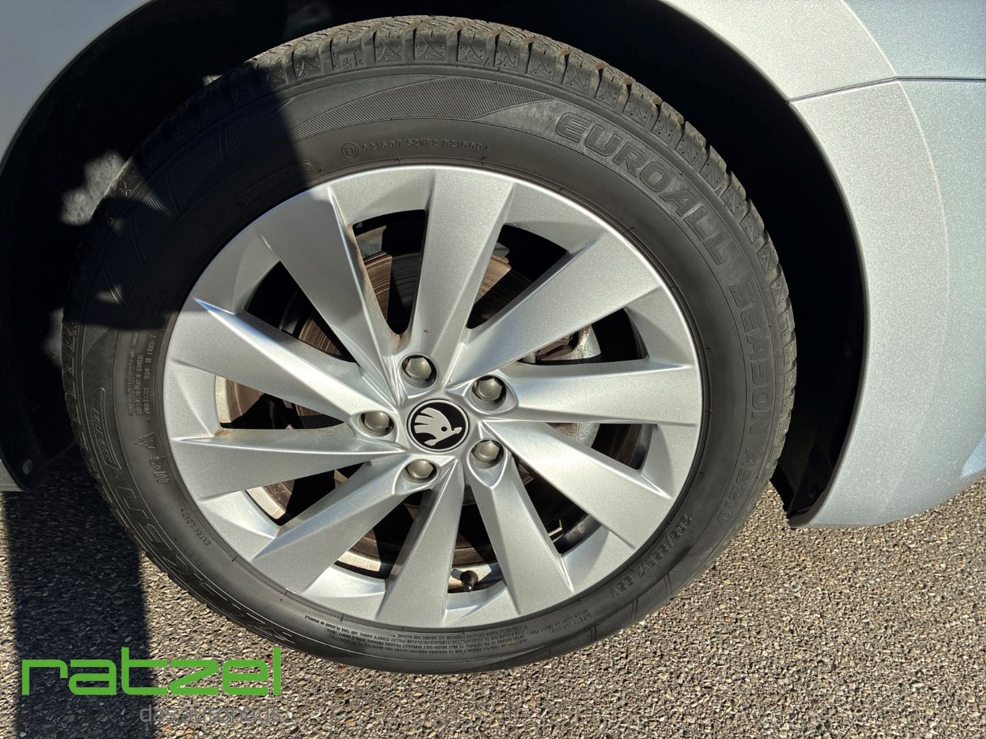 Fahrzeugabbildung SKODA Octavia Combi Selection 2.0 TDI HUD Navi T-Leder
