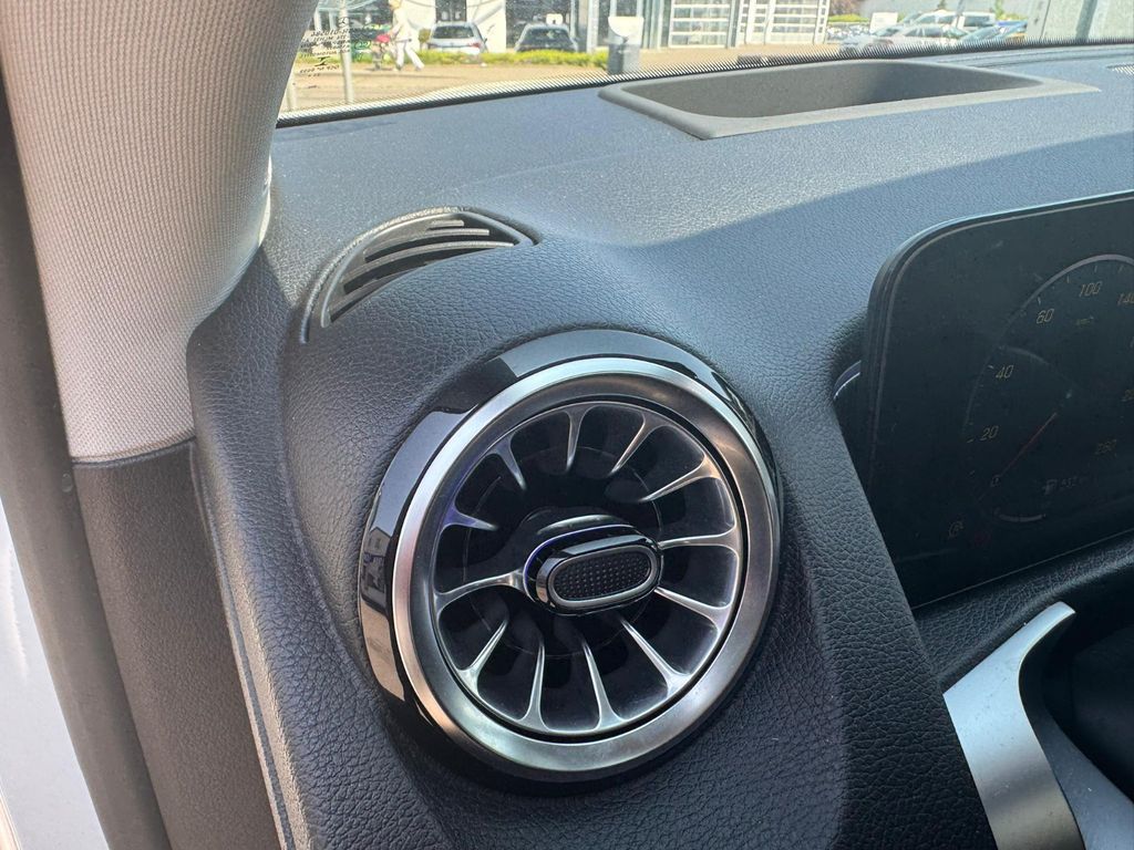 MERCEDES-BENZ GLB 200 26