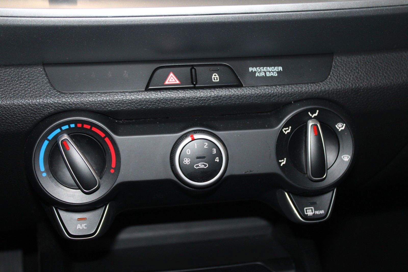 Fahrzeugabbildung Kia Stonic KLIMA NAVI Kamera PDC DAB usw. 1.Hand