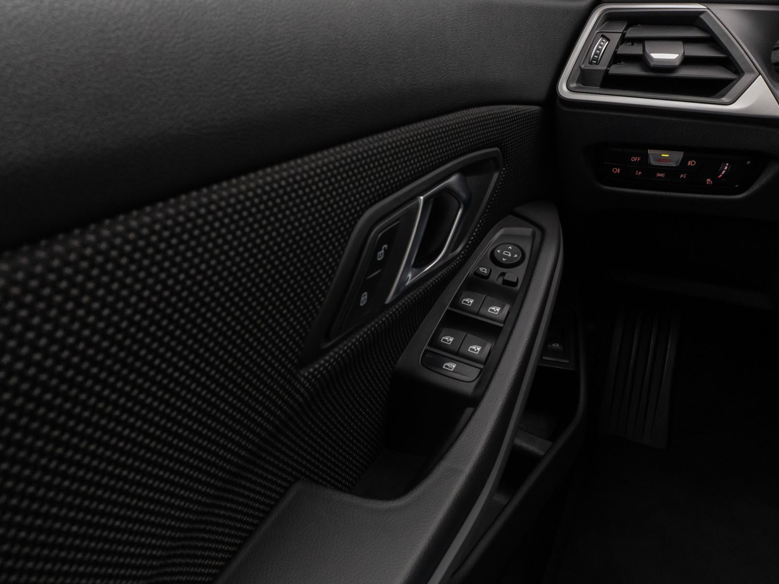 Fahrzeugabbildung BMW 318i DAB CockPit+ PDC Geschwindigkeitsreg LED