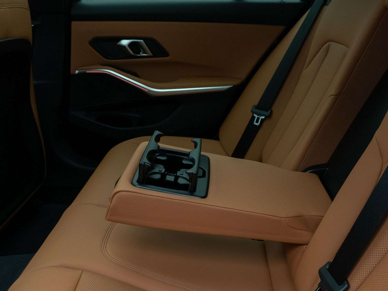 Fahrzeugabbildung BMW 330e M Sport Panorama 360°HUD HiFi AHK Komfort