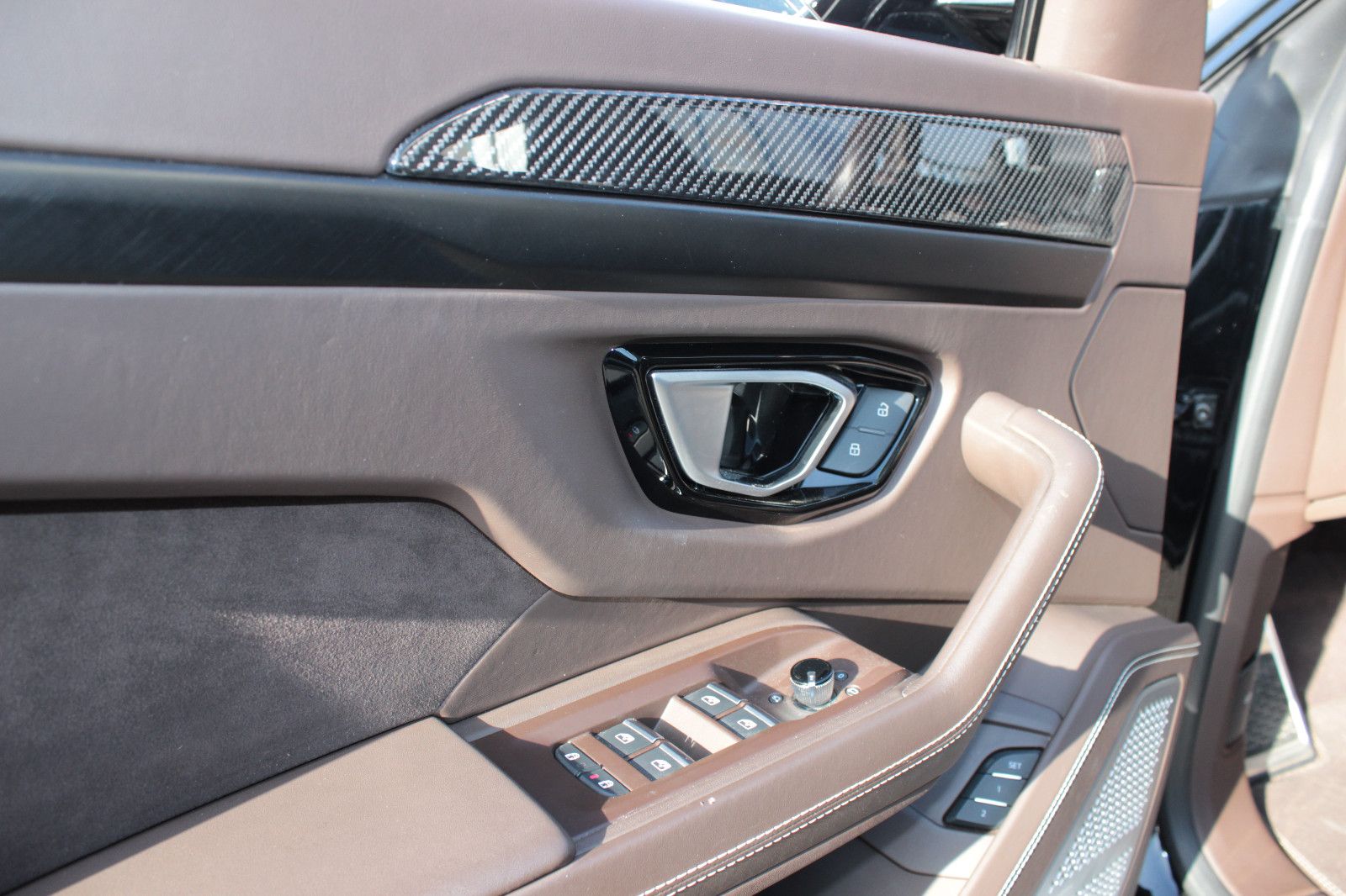 Fahrzeugabbildung Lamborghini Urus *1. Hand* *B&O Sound* *Carbon* *Q-citura*