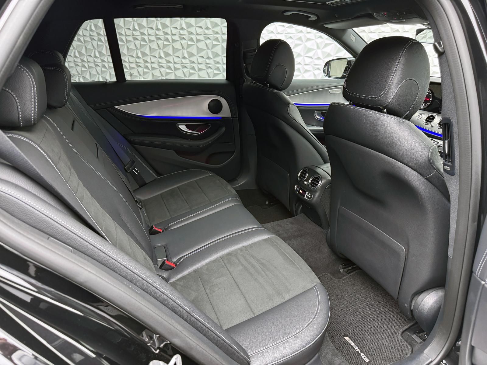 Fahrzeugabbildung Mercedes-Benz E220d T AMG*DISTRO*PANO*LUFT*360°*LED*DAB*ILS+