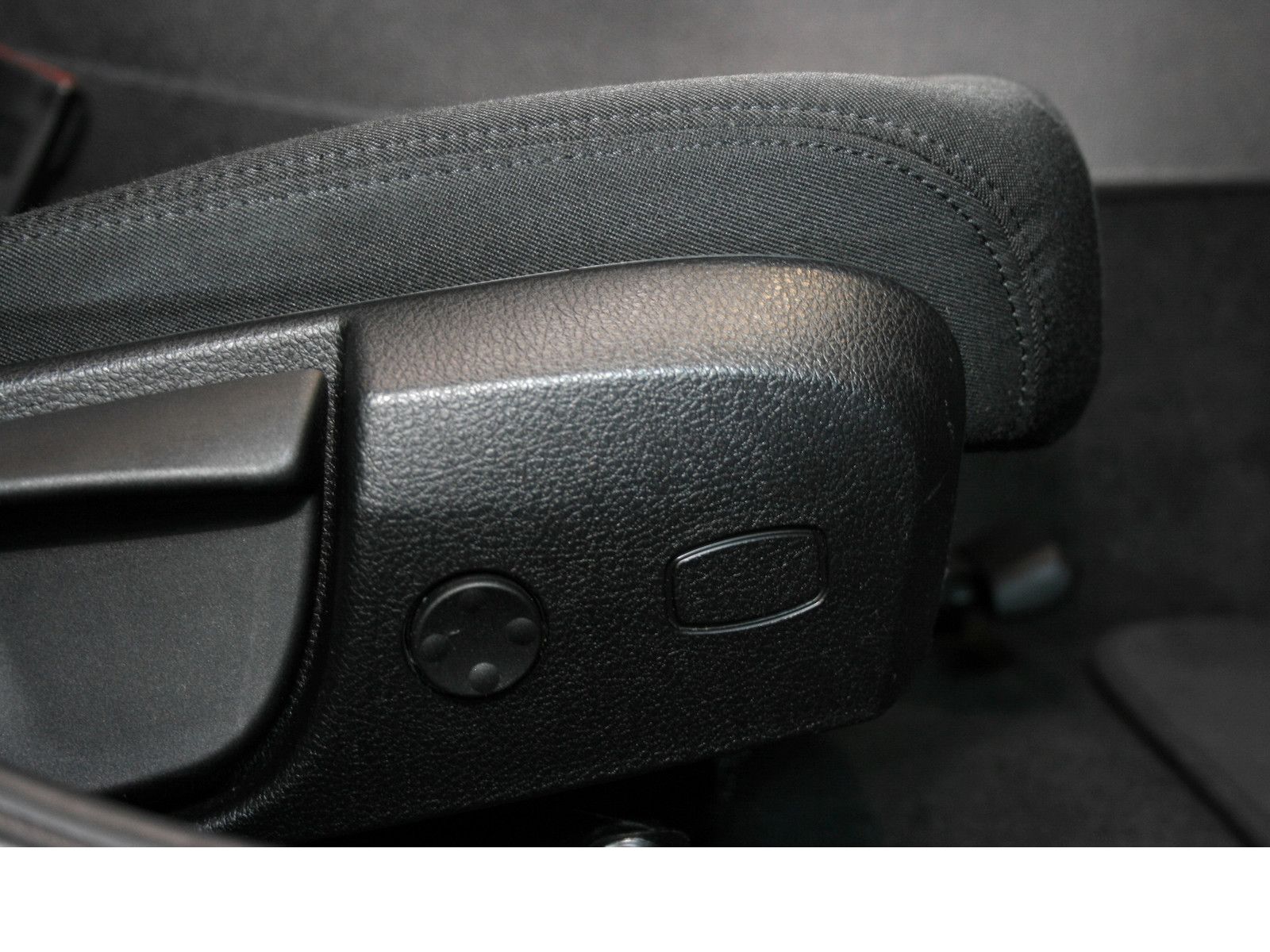 Fahrzeugabbildung BMW 118i Advantage *4-Türer*Schiebedach*PDC*Navi
