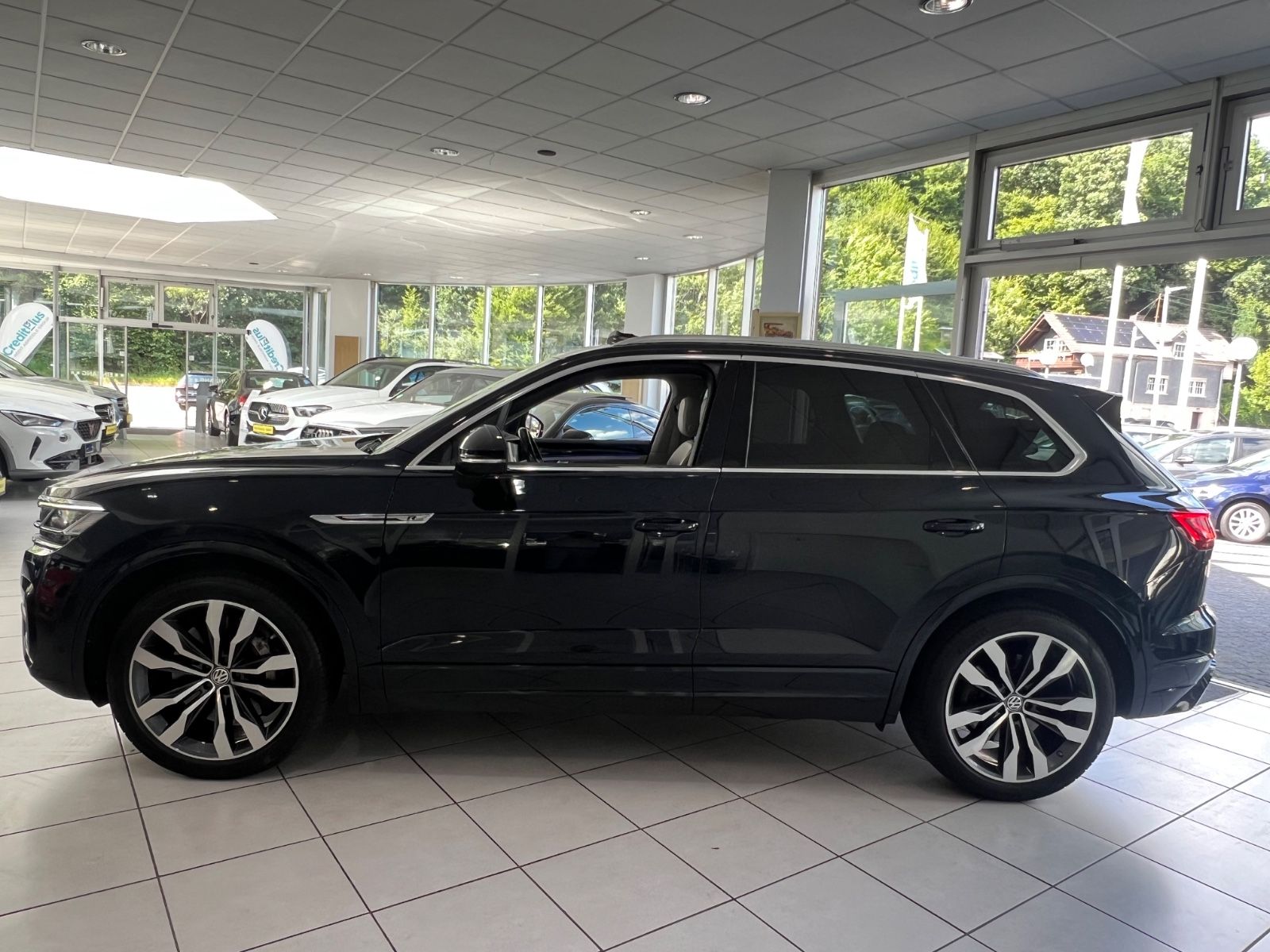 Fahrzeugabbildung Volkswagen Touareg 4.0 V8 Elegance 4Motion R line