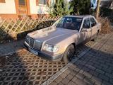Mercedes-Benz 200  Youngtimer mit Sonderausstattung - rote Mercedes-Benz 200