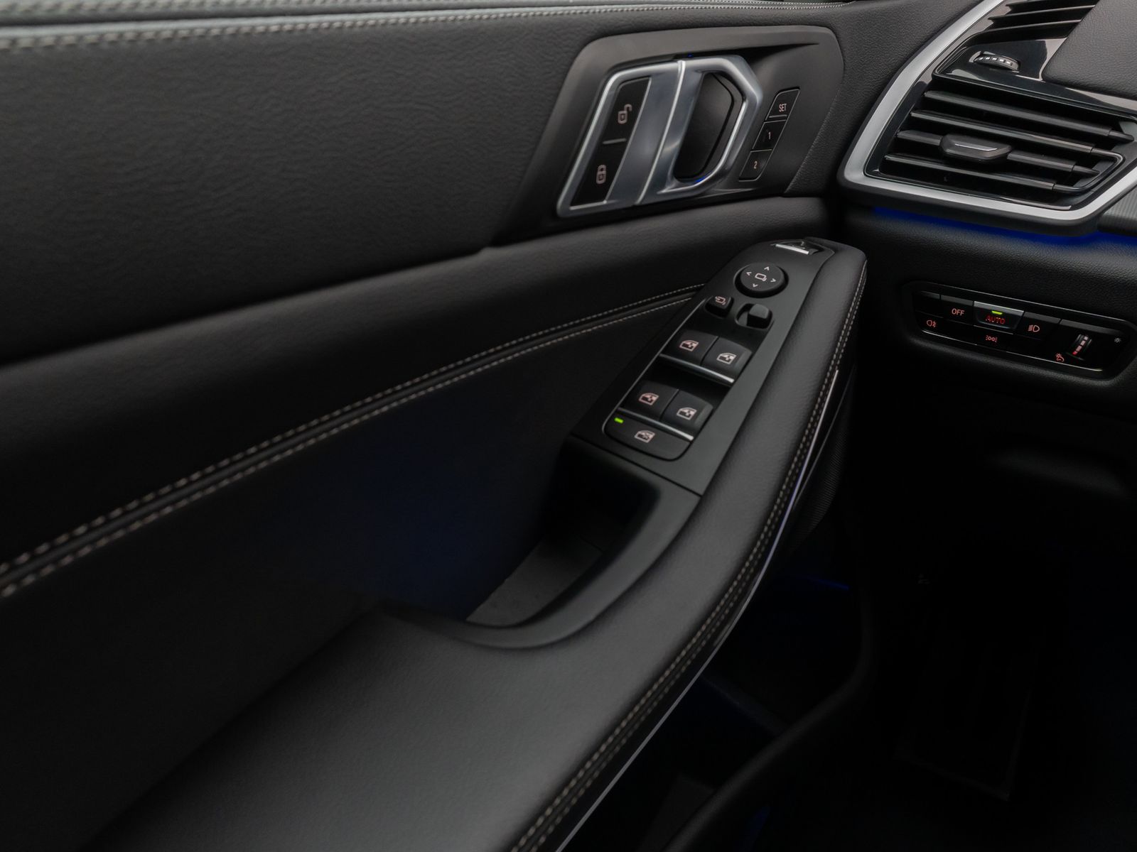 Fahrzeugabbildung BMW X5 xD30d M Sport 360°Laser HUD DAB HiFi 22Zoll