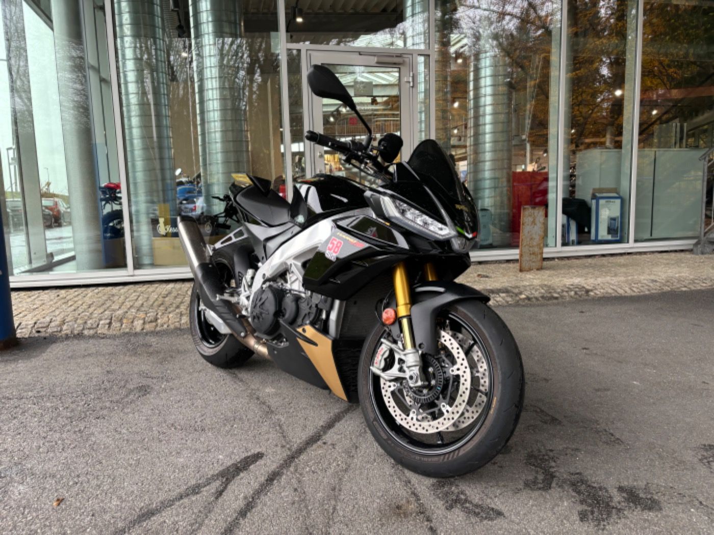 Fahrzeugabbildung Aprilia Tuono V4 Factory 1100 Ultra Dark aus 1. Hand