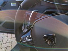 Fahrzeugabbildung Peugeot 2008 GT Pure Tec 130 EAT8, Schiebedach, Navi