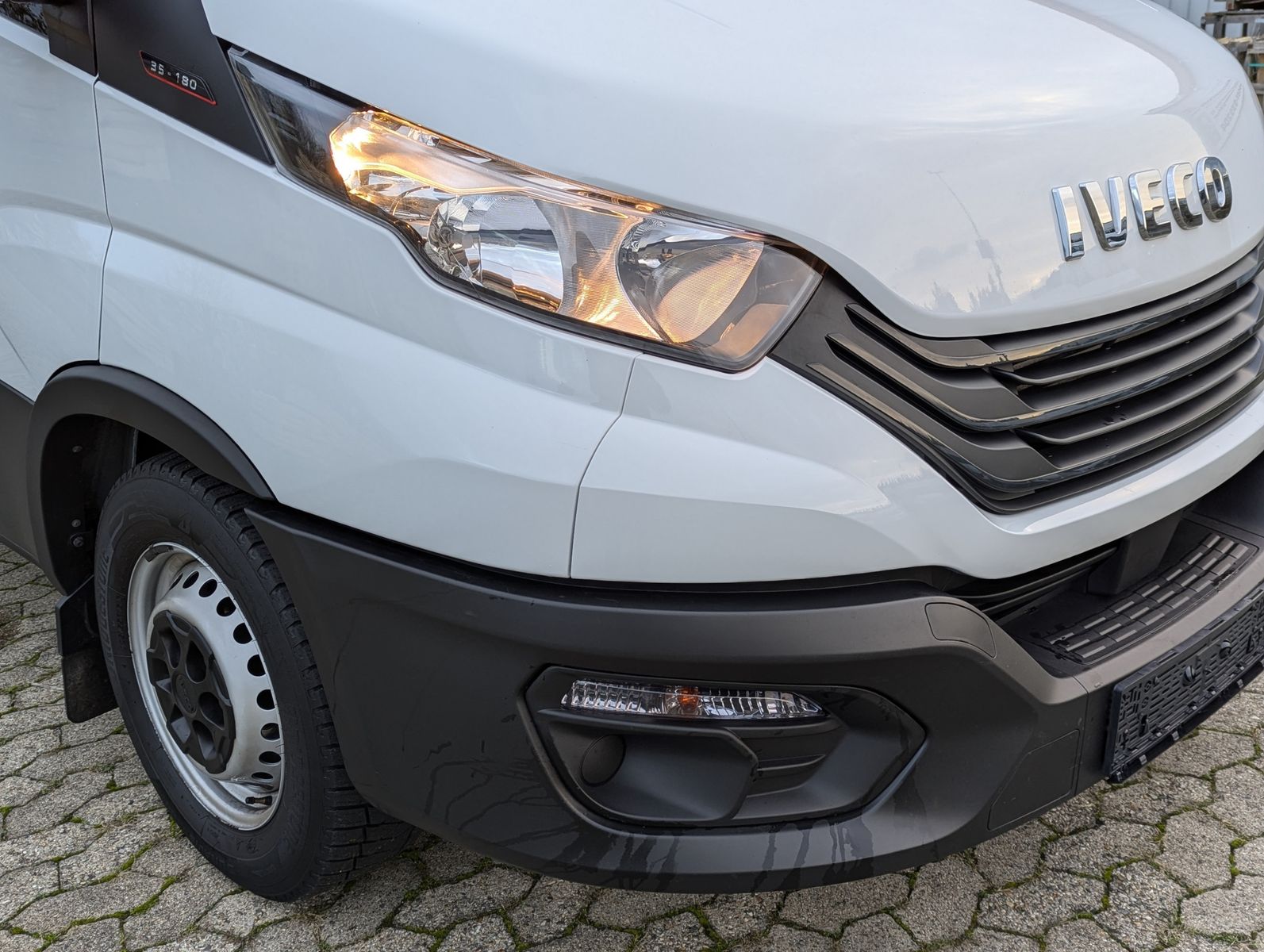 Fahrzeugabbildung Iveco Daily 35S18V4100L 3.0L Dach/Holzboden Kamera Kli
