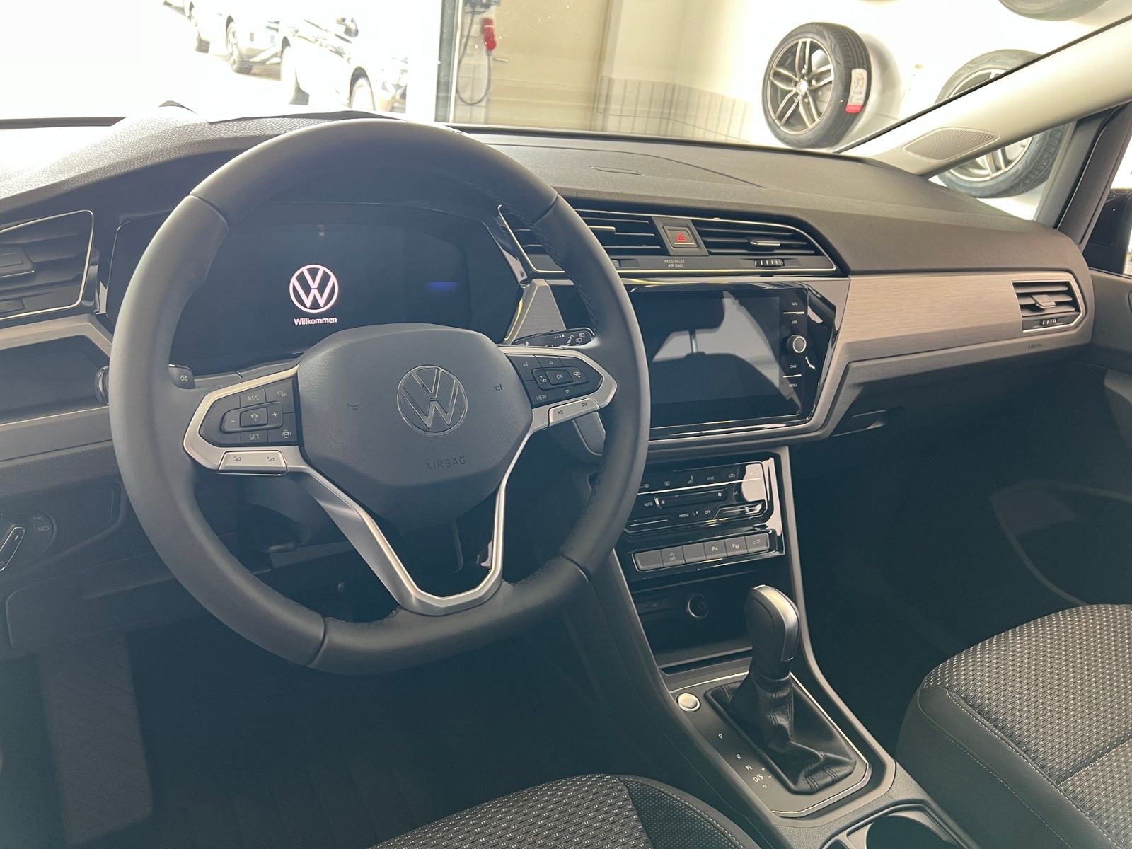 Fahrzeugabbildung Volkswagen Touran Comfortline 1.5 TSI DSG *AHK, LED, 7Sitze