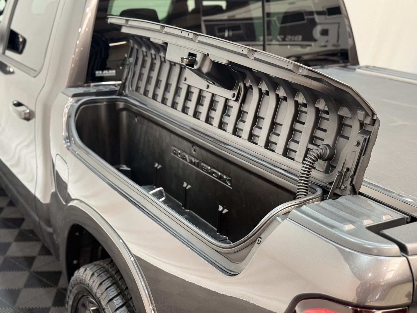 Fahrzeugabbildung Dodge RAM 1500 LIMITED NIGHT CREW CAB 4x4 RAMBOX