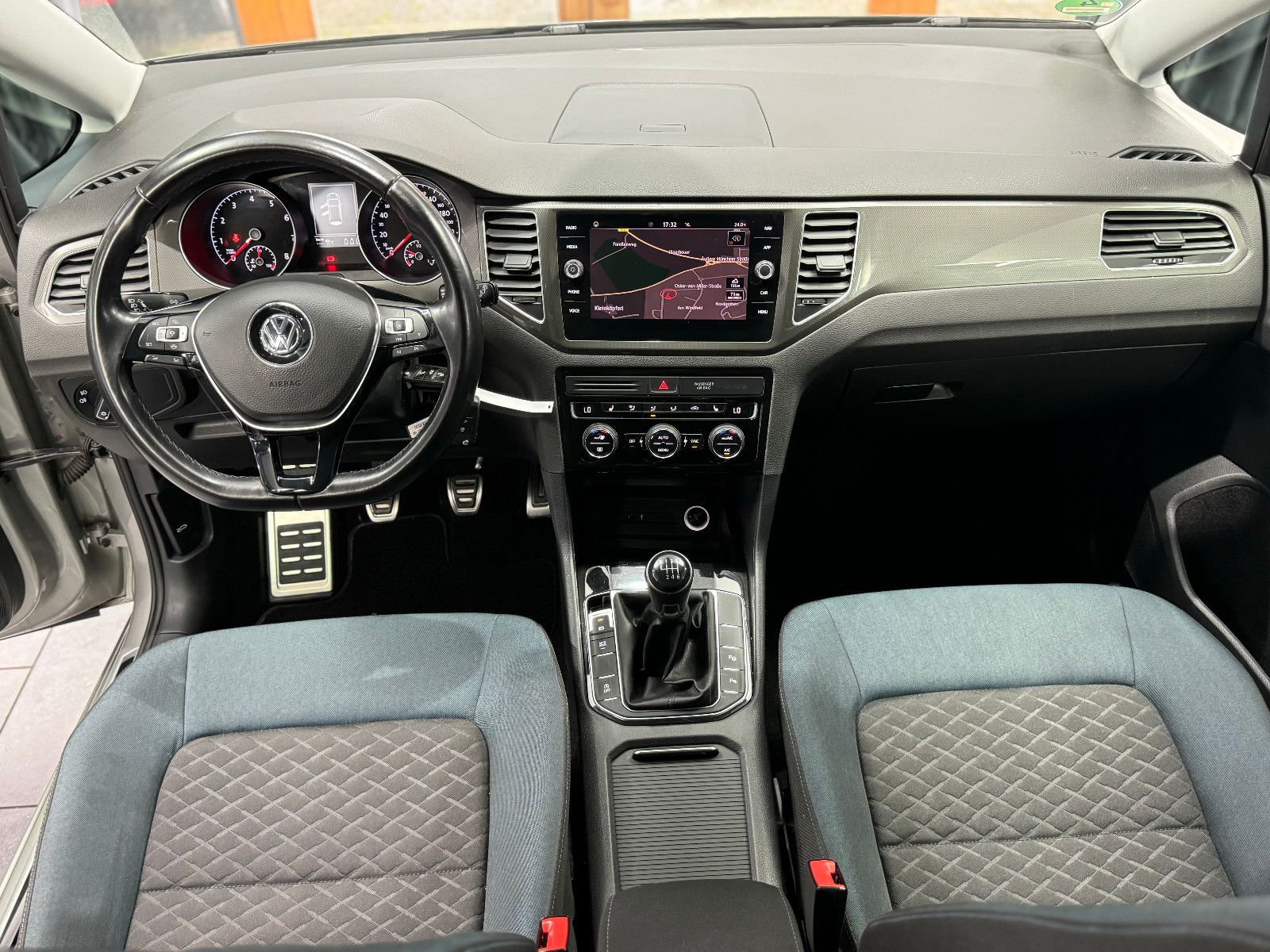 Fahrzeugabbildung Volkswagen Golf Sportsvan VII IQ.DRIVE*NAVI*PDC*ACC*AHK*