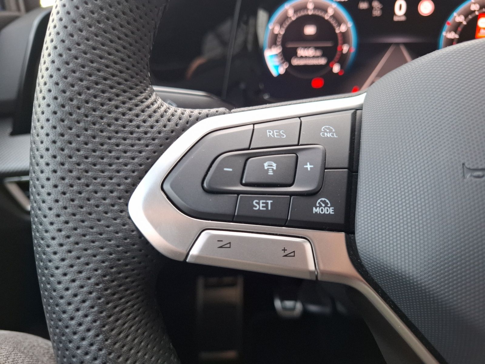 Fahrzeugabbildung Volkswagen Golf VIII TSI R-Line LED APP AID ACC RFK SH LHZ