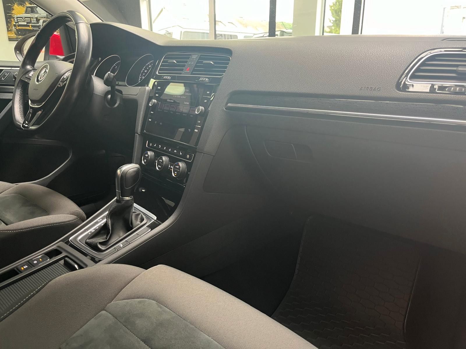 Fahrzeugabbildung Volkswagen Golf VII Variant 2.0 TDI Highline*Pano*RFK*AHK*L