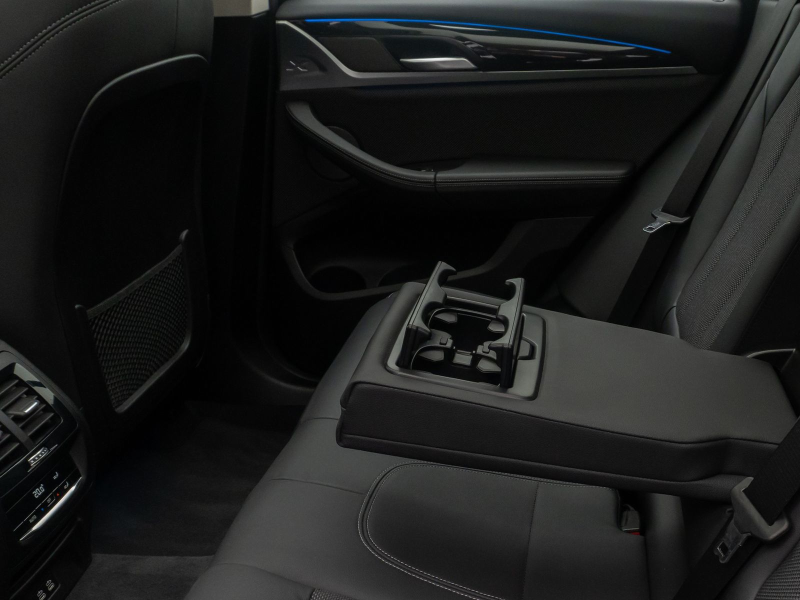 Fahrzeugabbildung BMW X3 xD30e xLine DAB Kamera AHK Alarm Panorama H/K