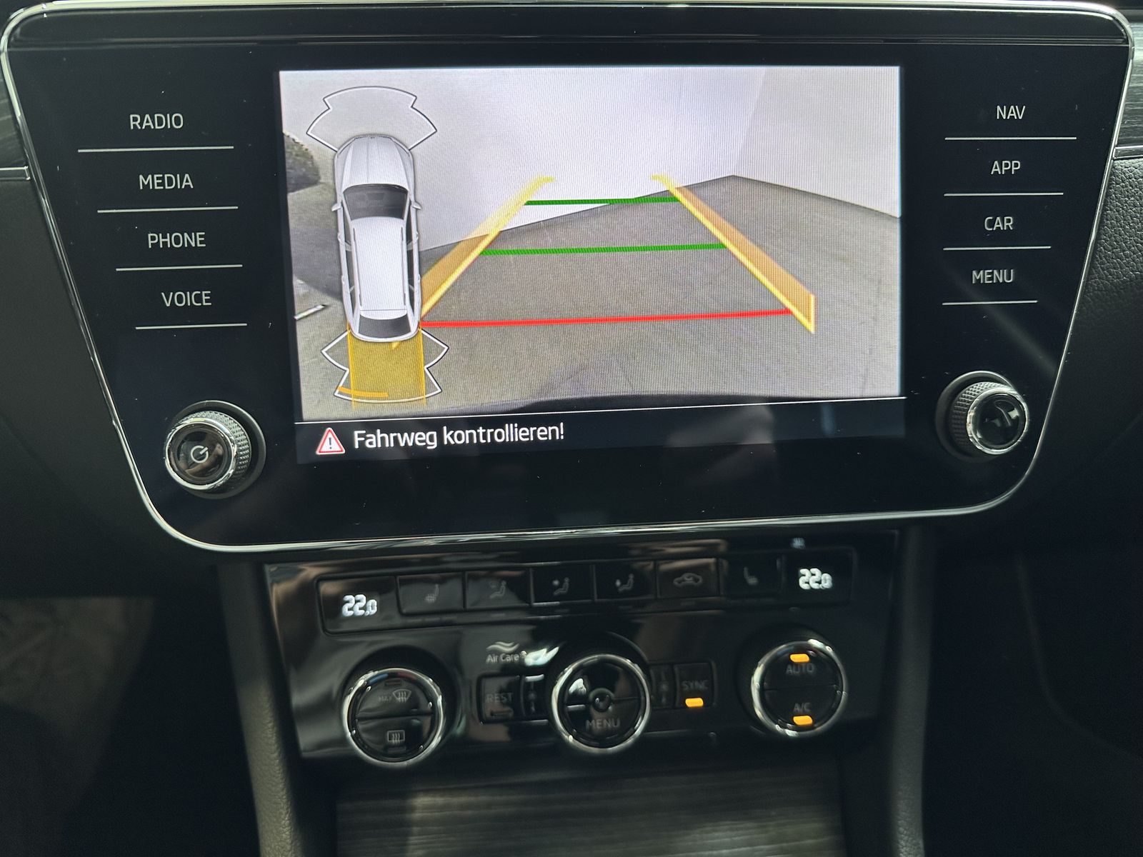 Fahrzeugabbildung SKODA Superb Combi 2.0 TSI DSG Style NAV+LED+ACC+AHK