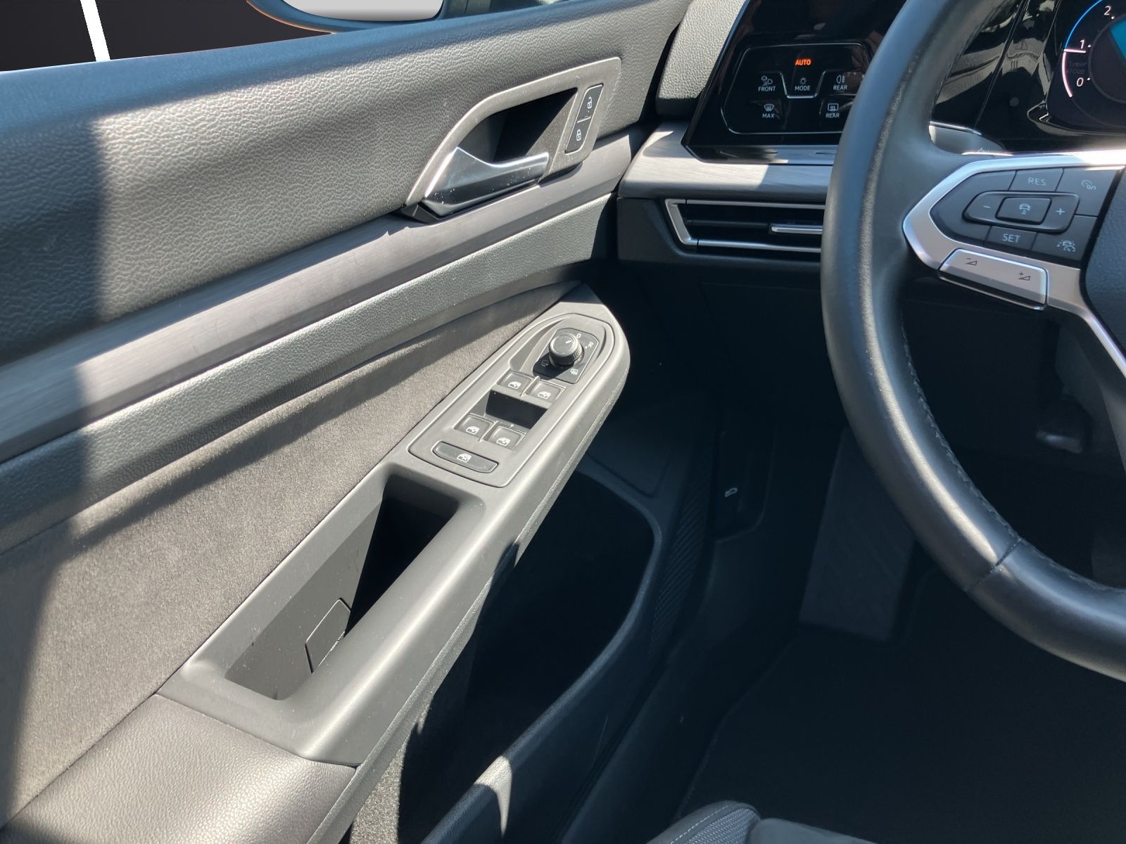 Fahrzeugabbildung Volkswagen Golf VIII Variant TDI Style DSG LEDplus Navi AID