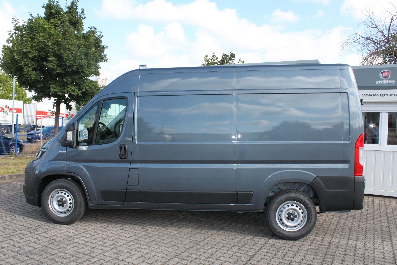 Fahrzeugabbildung Fiat Ducato H2 Kastenwagen 35 L2H2 180 Multijet Flach